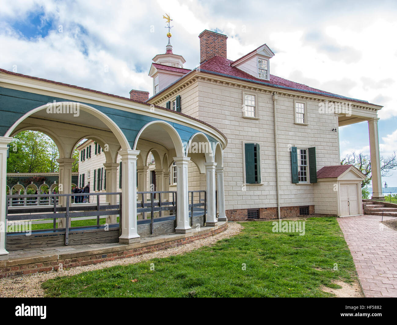 Vista laterale di Mount Vernon casa di George Washington con portico di collegamento alla cucina separata edificio Foto Stock