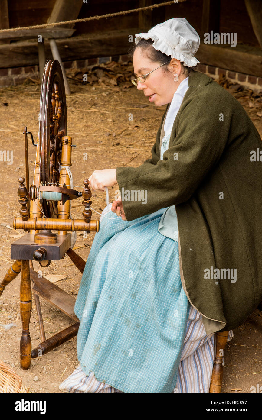 Donna dimostrando la filatura thread a Mount Vernon, Virginia. Foto Stock