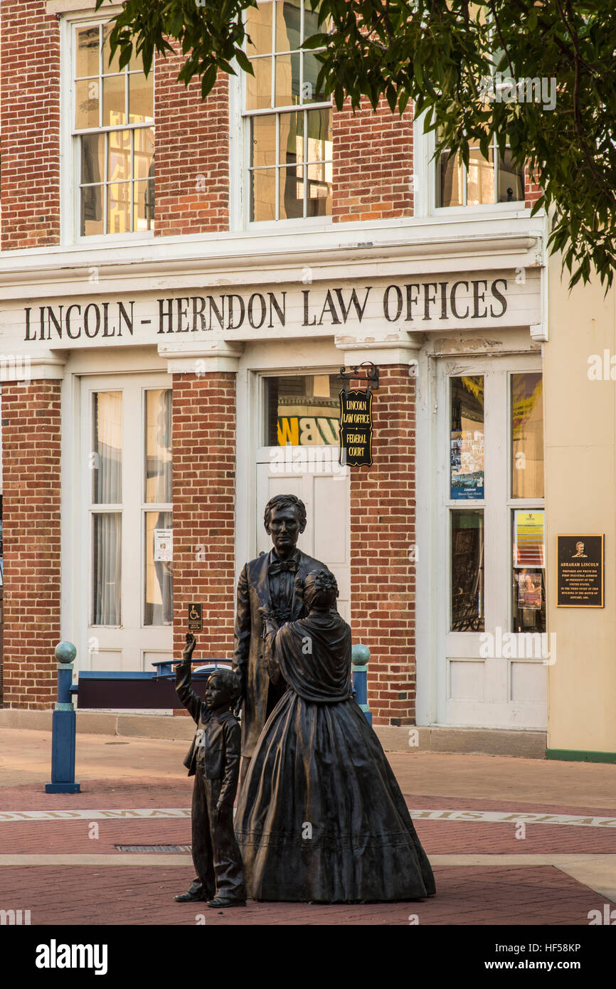 Lincoln statua di famiglia al di fuori del suo ufficio di diritto in Springfield, Illinois. Foto Stock