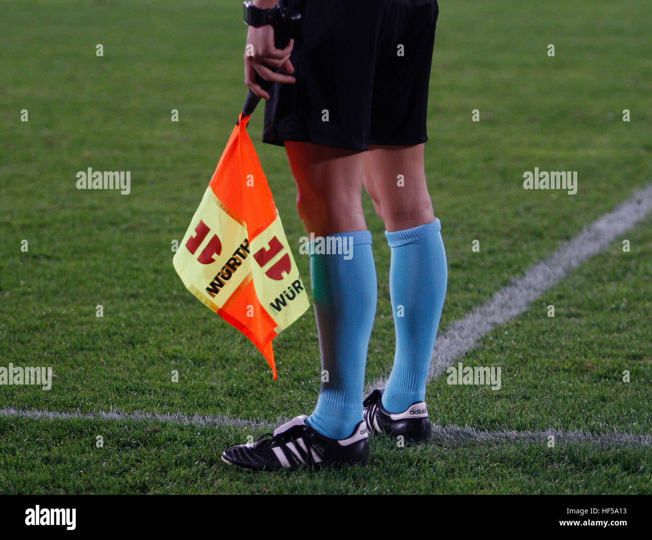 Arbitro assistente durante una partita di calcio Foto Stock