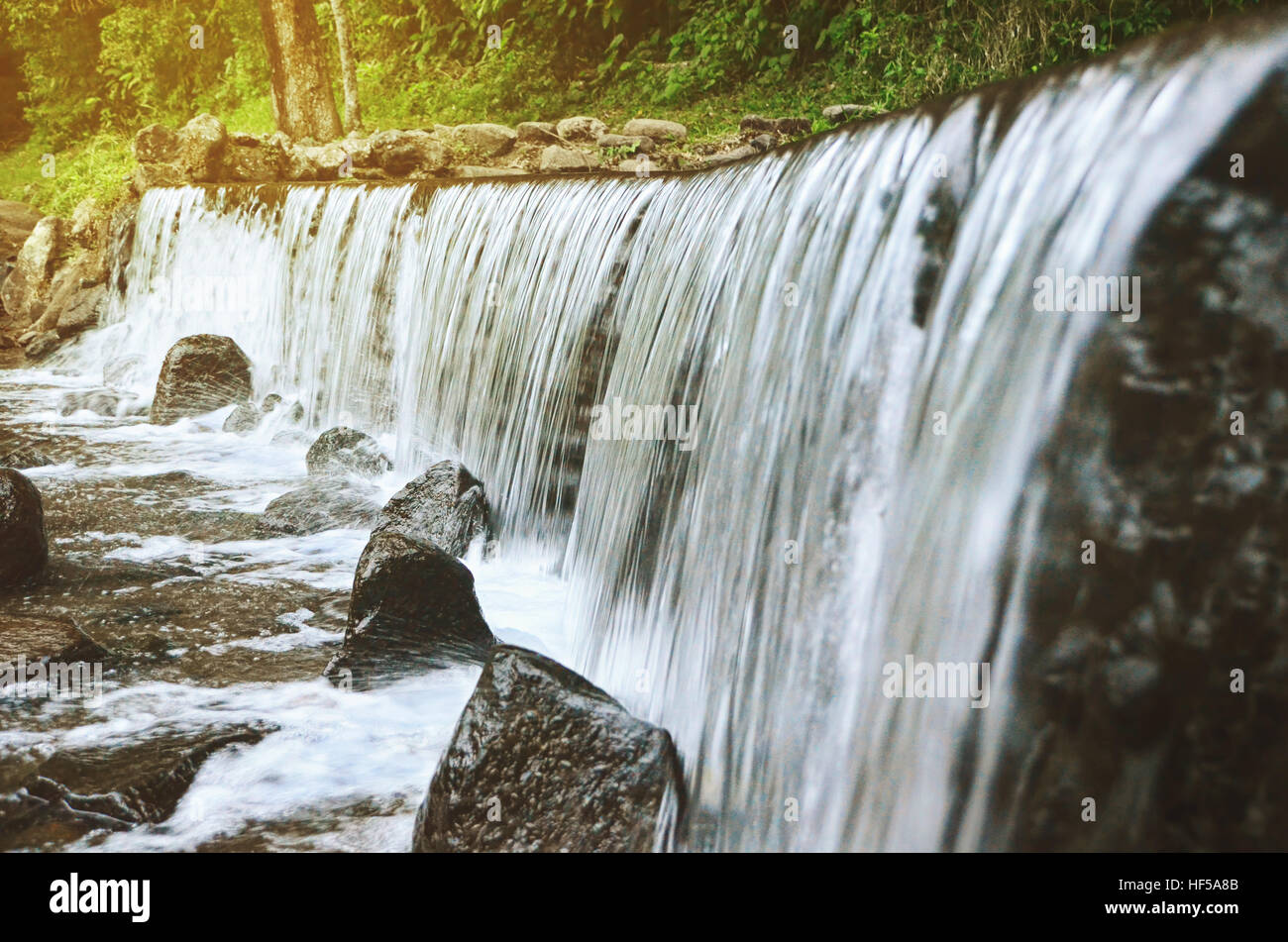 Bassa e ampia cascata Foto Stock