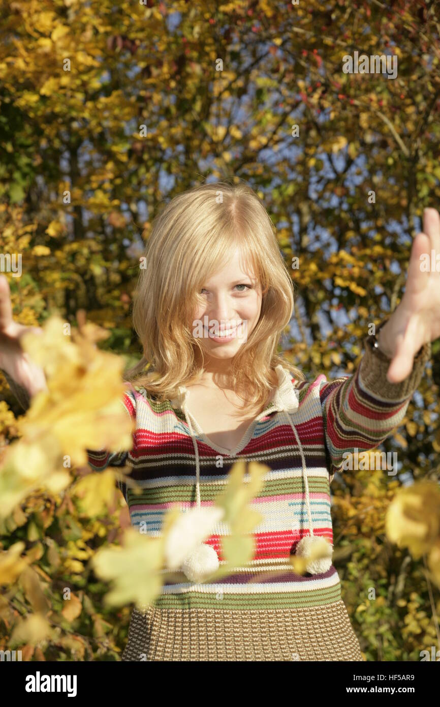 18-anno-vecchio giovane donna all'aperto in autunno Foto Stock