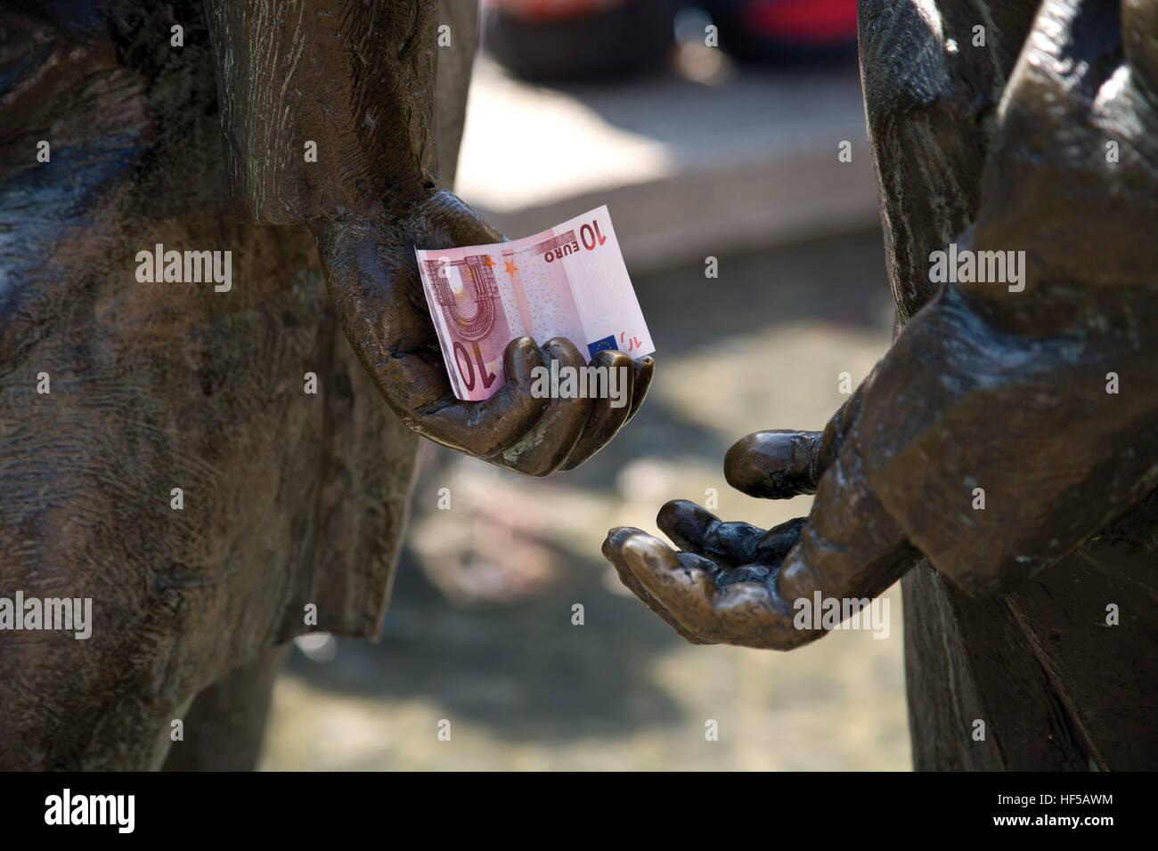 Immagine simbolica - Circolazione del denaro - dettaglio della Fontana Kunstbrunnen ad Aquisgrana in Renania settentrionale-Vestfalia Foto Stock