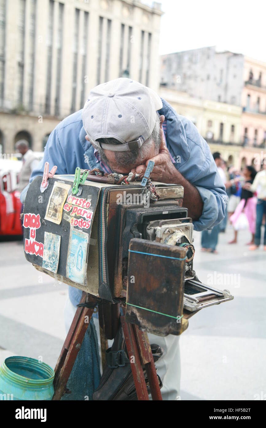 Un fotografo di strada di fotografare i turisti con la sua 106-anno-vecchio vintage fotocamera nella parte anteriore del Capitolio, Capitol nazionale Foto Stock