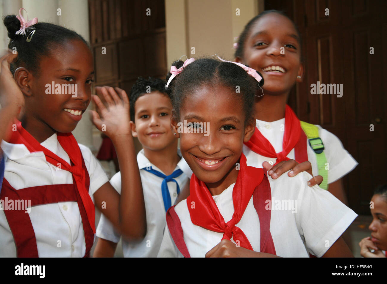 Gli scolari in uniforme in una scuola di Havana, Cuba, Caraibi, America Foto Stock