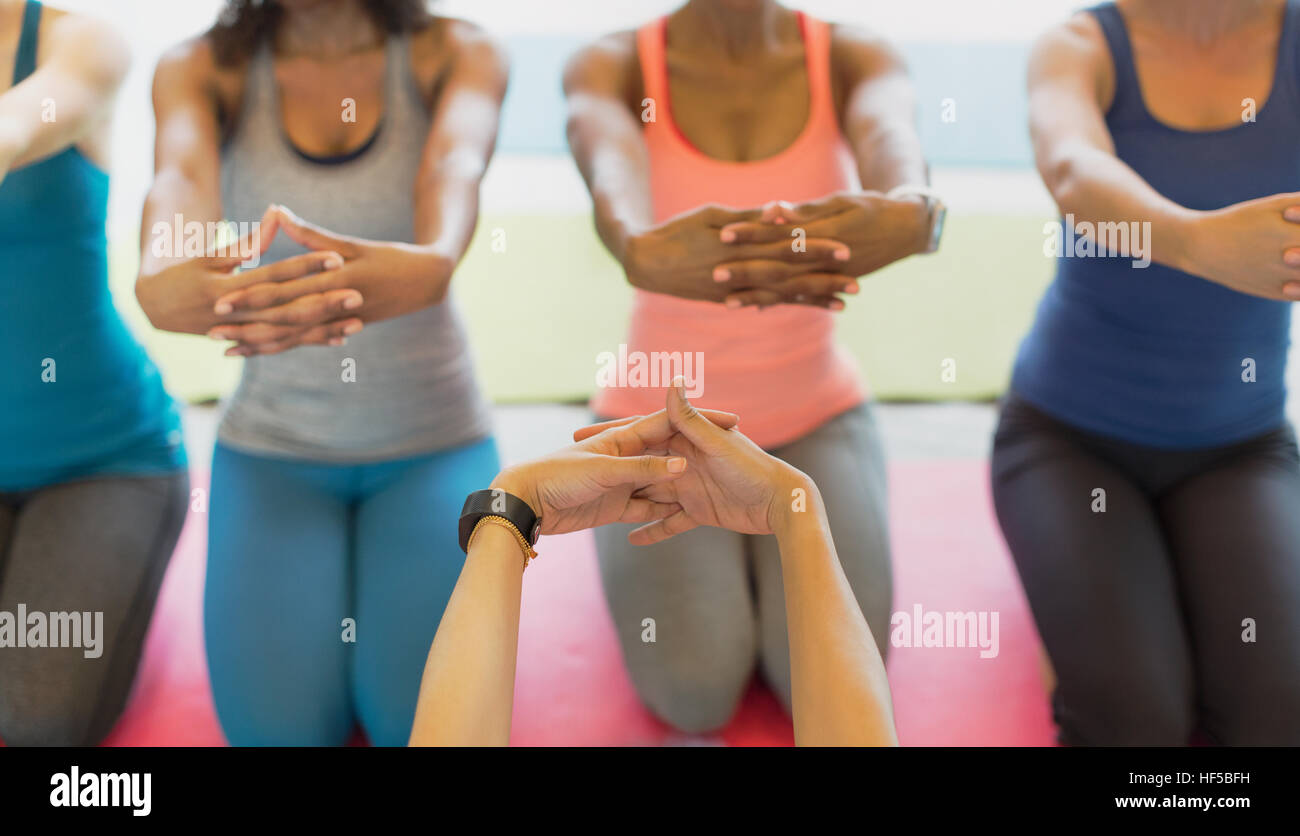 Punto di vista personale istruttore di fitness e le donne bracci di estensione nella classe di esercizio Foto Stock