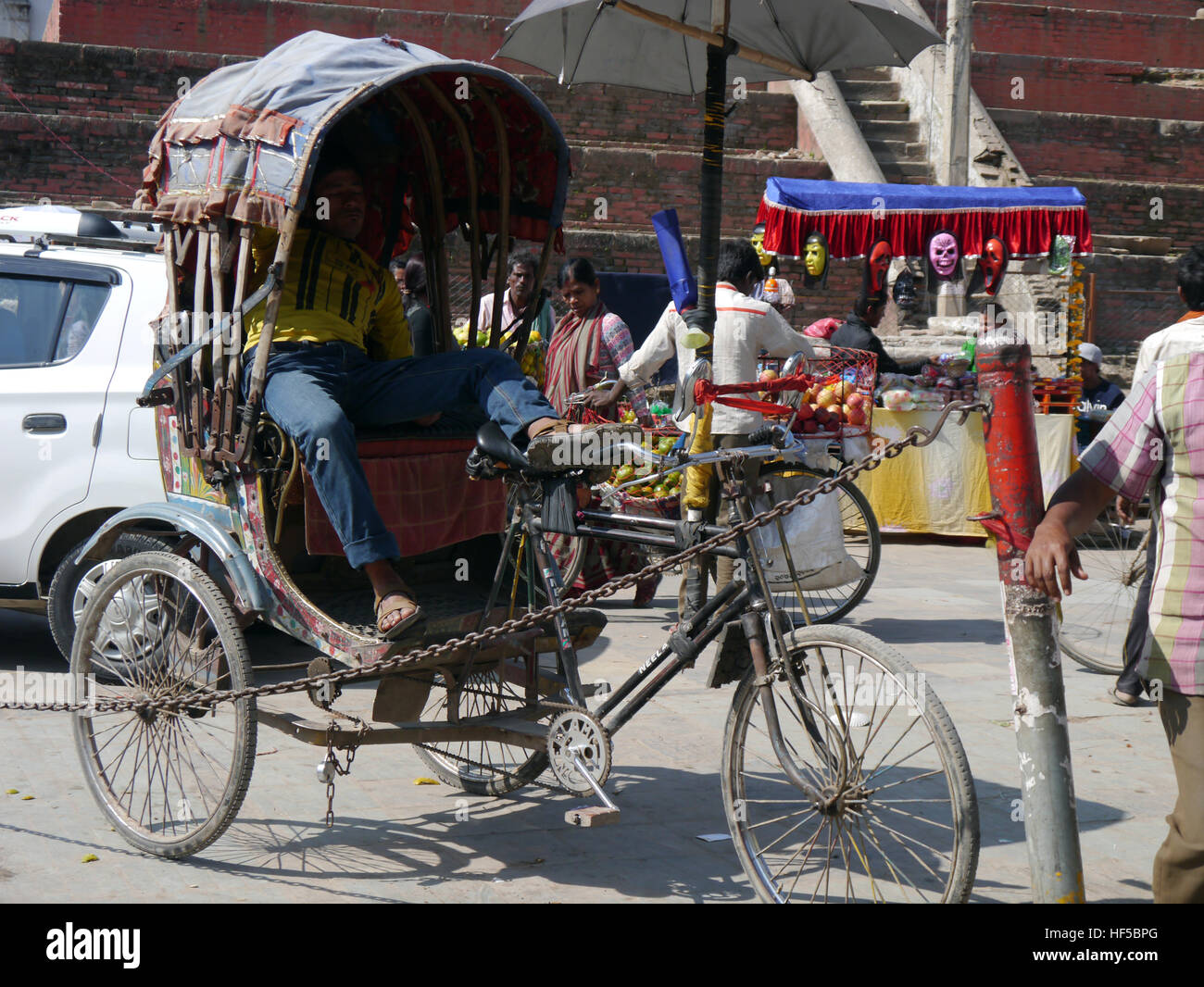 Nepalese Driver Rickshaw in attesa per una tariffa in Durbar Square durante il Festival della luce (Deepawali) a Kathmandu, Nepal.Asia. Foto Stock