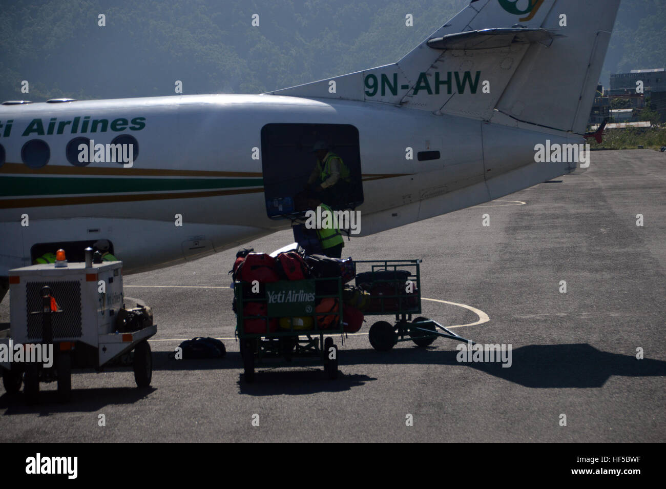 Bagagli su Jetstream 41a turboelica-powered aereo da Yeti Airlines Volo da Kathmandu a Pokhara, Nepal, Asia. Foto Stock