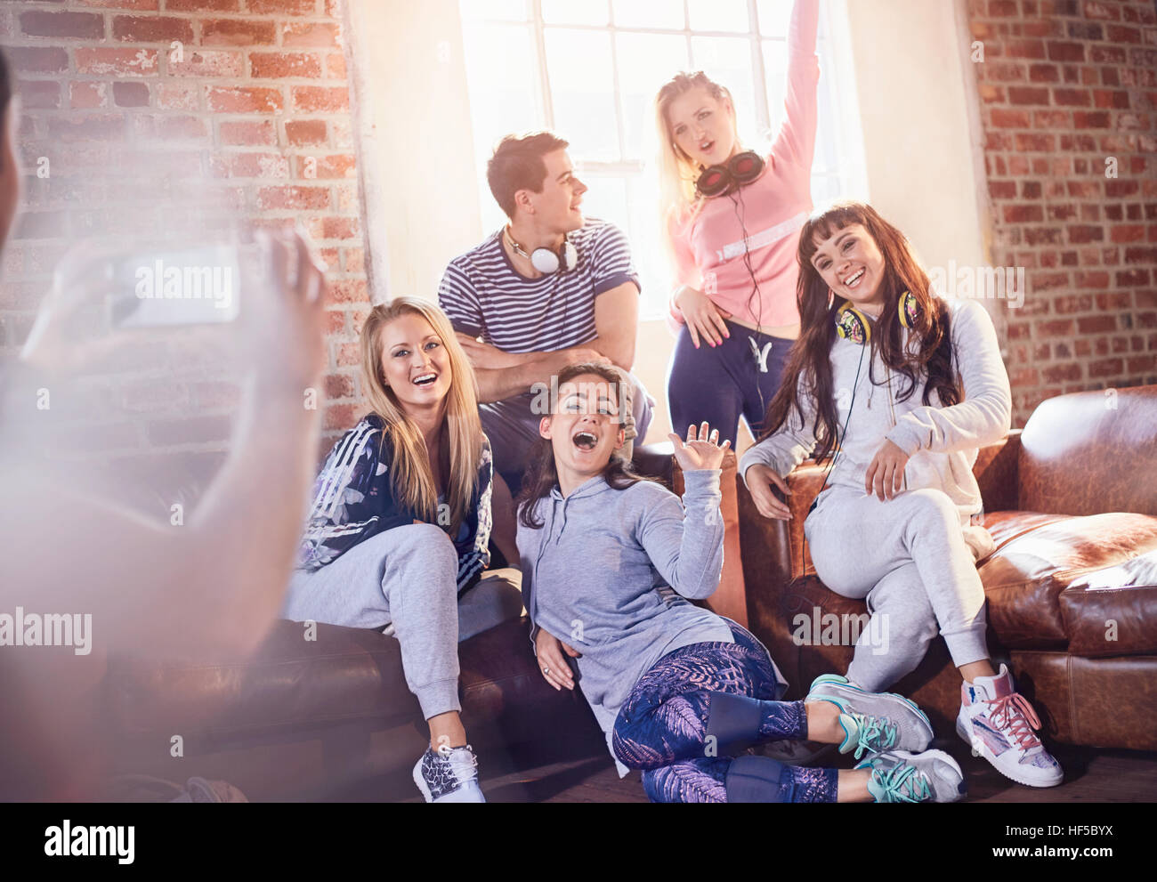 Giovani amici appendere fuori in posa per la fotografia in studio Foto Stock