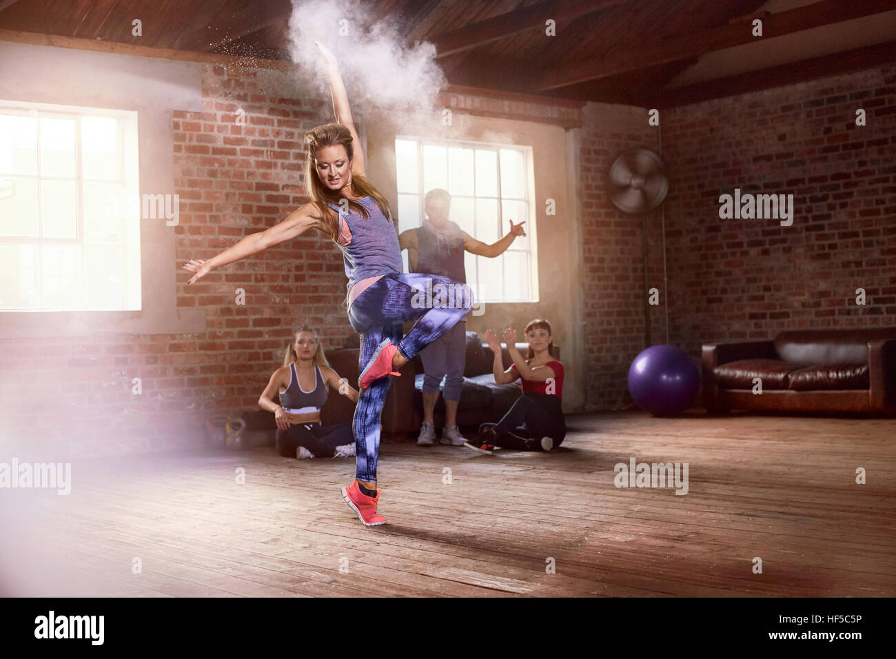 Giovane hip hop dancer con polvere dancing in studio Foto Stock