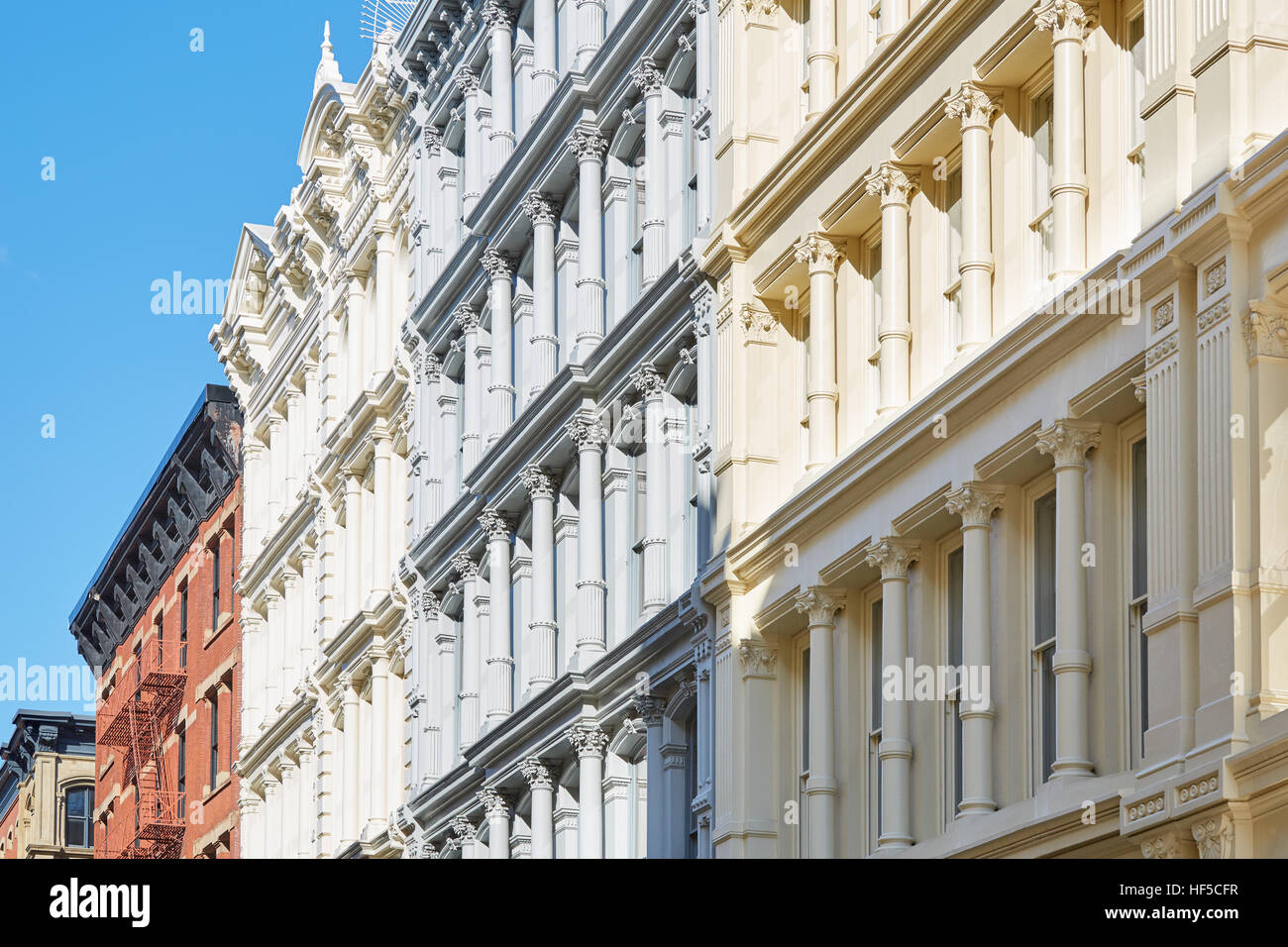 Case antiche facciate in New York, giornata di sole e cielo blu in Soho Foto Stock