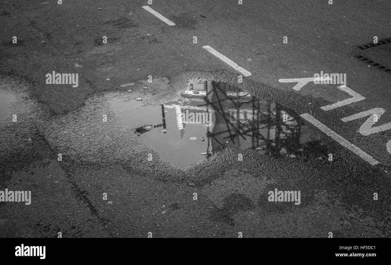 La riflessione in una pozza di acqua Foto Stock