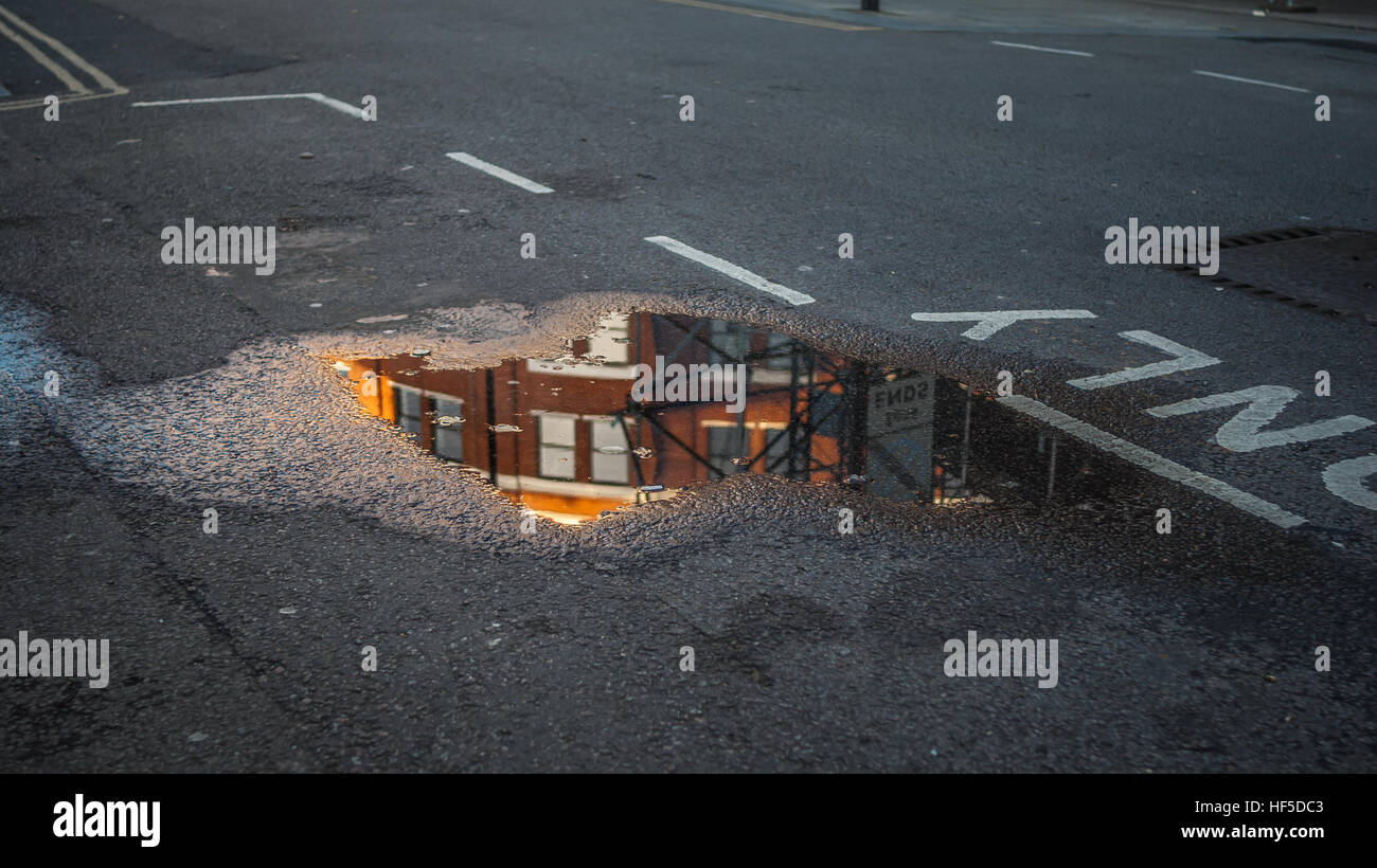 La riflessione in una pozza di acqua Foto Stock