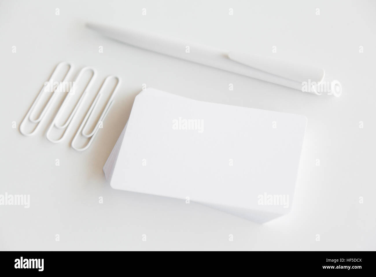 Vuoto di cartoleria e di corporate identity impostato su sfondo bianco. Modello per la progettazione di presentazioni. Il Branding Mock-Up. Foto Stock