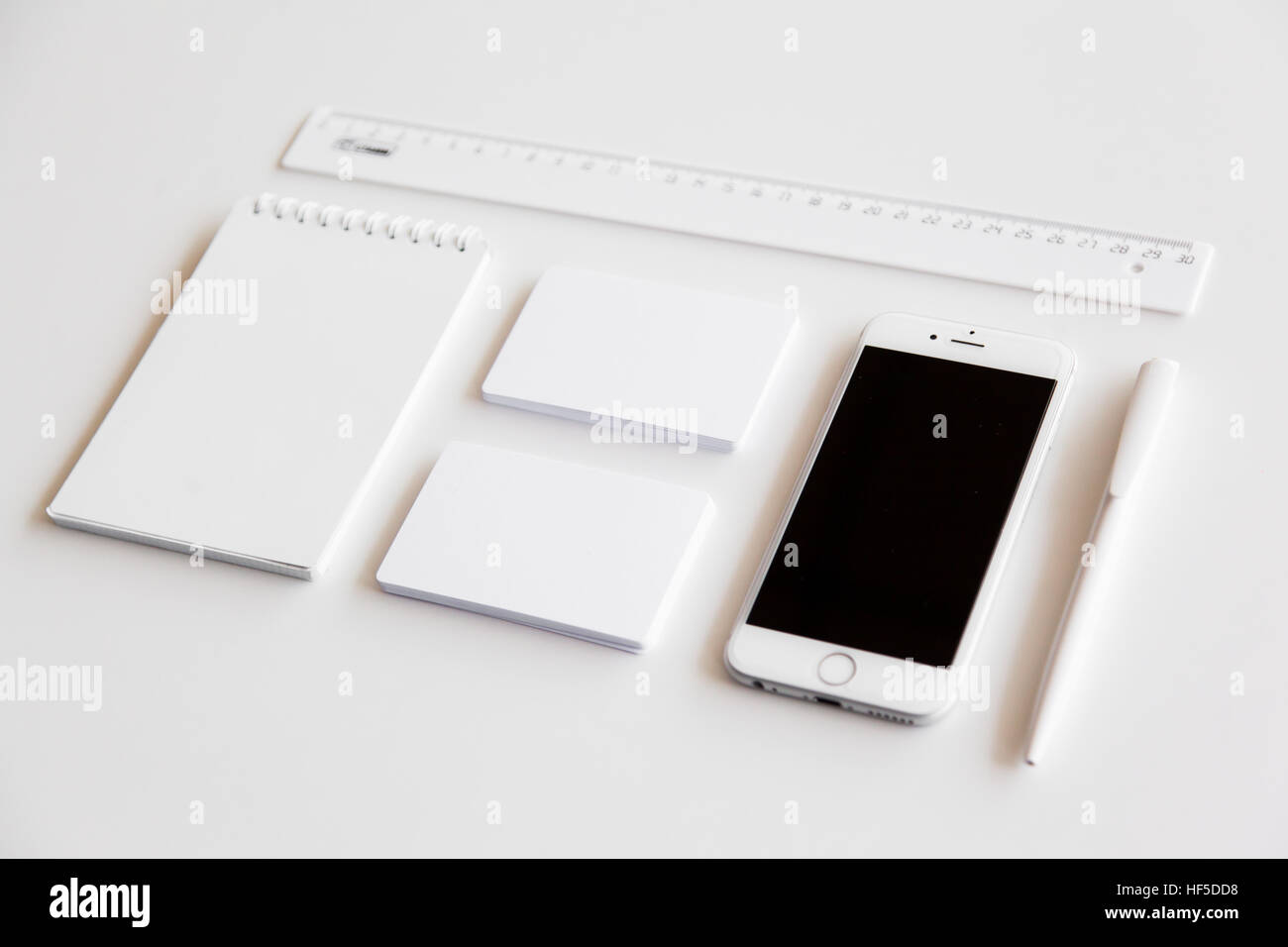 Vuoto di cartoleria e di corporate identity impostato su sfondo bianco. Modello per la progettazione di presentazioni. Il Branding Mock-Up. Foto Stock