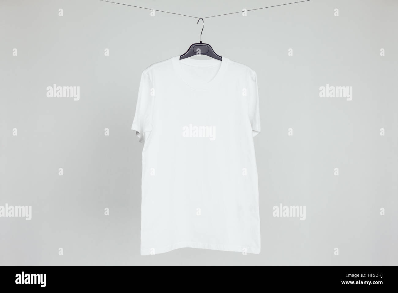 Fustellato t-shirt su sfondo bianco. Modello per la progettazione di presentazioni. Il Branding Mock-Up. Foto Stock