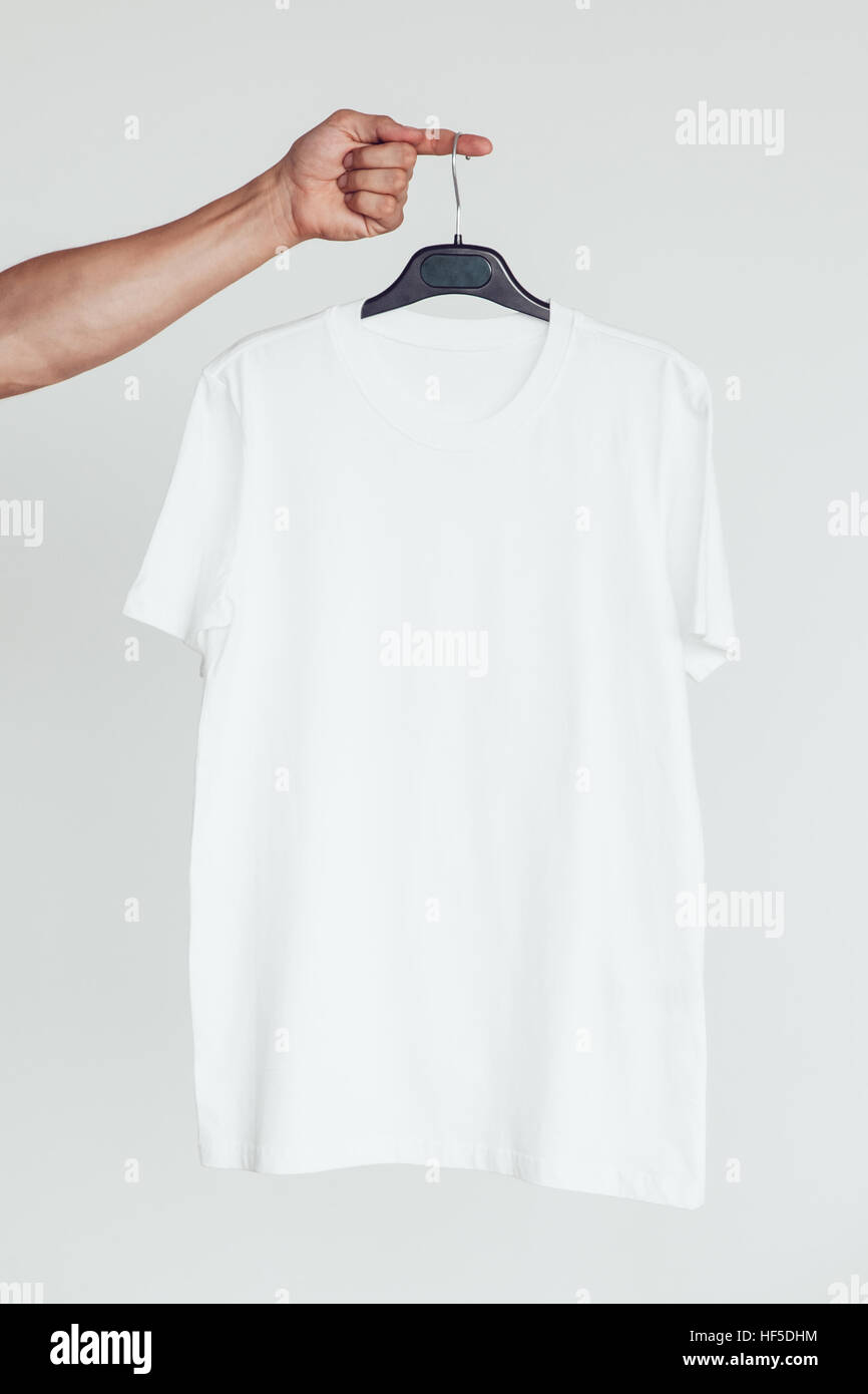 Fustellato t-shirt su sfondo bianco. Modello per la progettazione di presentazioni. Il Branding Mock-Up. Foto Stock