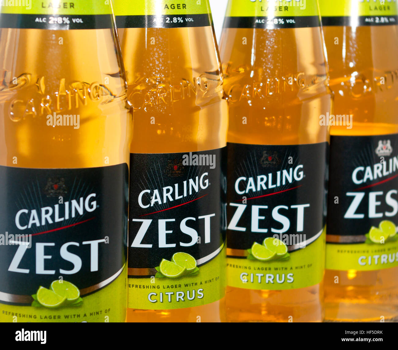 Bottiglie di Carling Zest Citrus Lager (punto di messa a fuoco sulla seconda bottiglia) Foto Stock