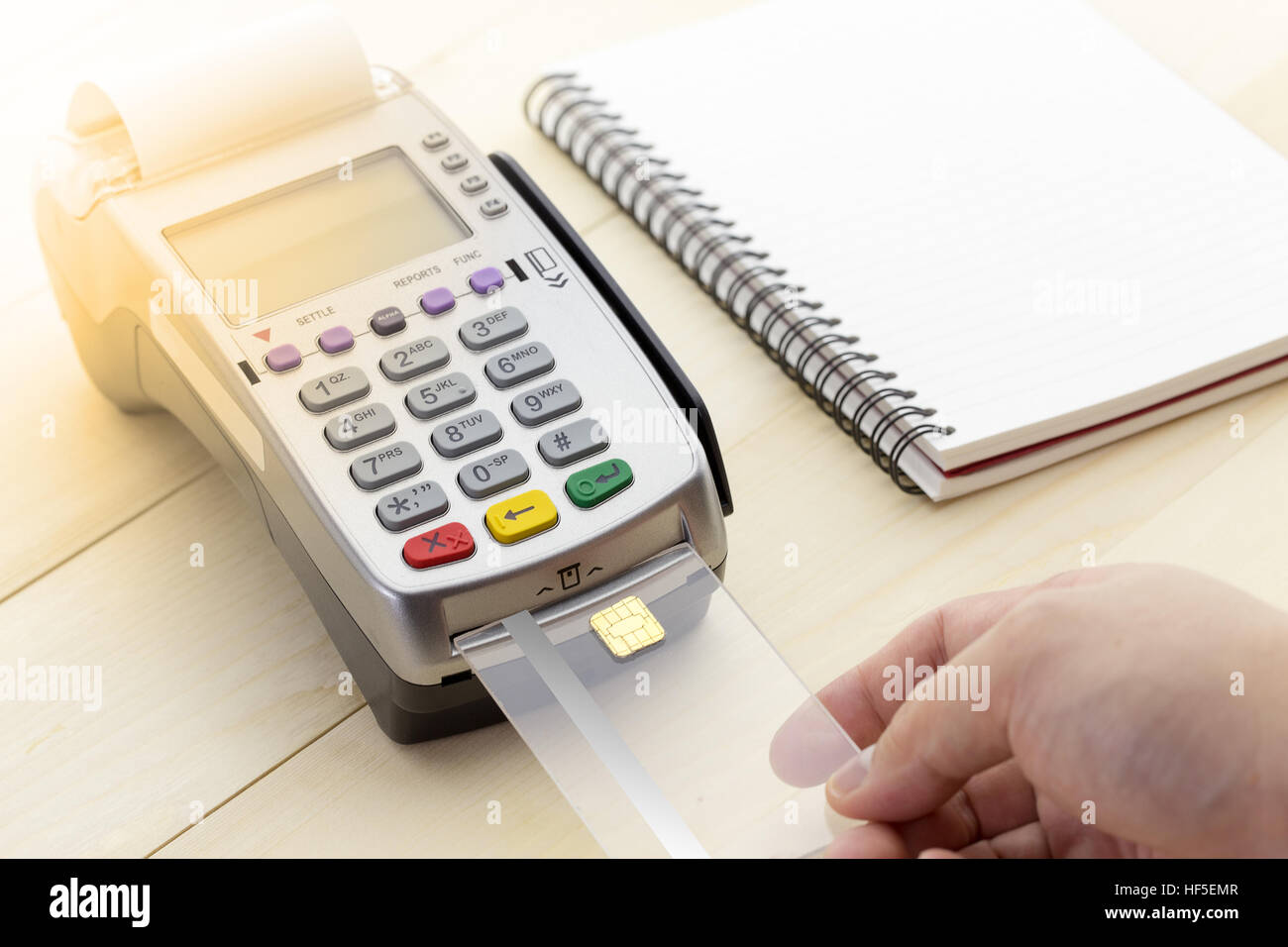 Cassiere effettuato un pagamento in negozio via EDC o terminale carte di credito con computer laptop, calcolatrice, penna e matita. Foto Stock