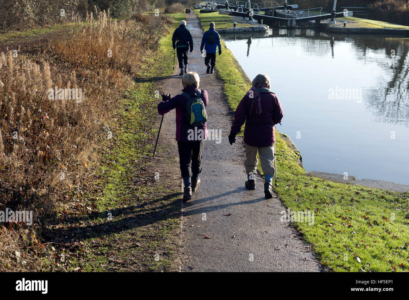 Walkers sul Grand Union Canal alzaia in inverno, Hatton serrature, Warwickshire, Regno Unito Foto Stock