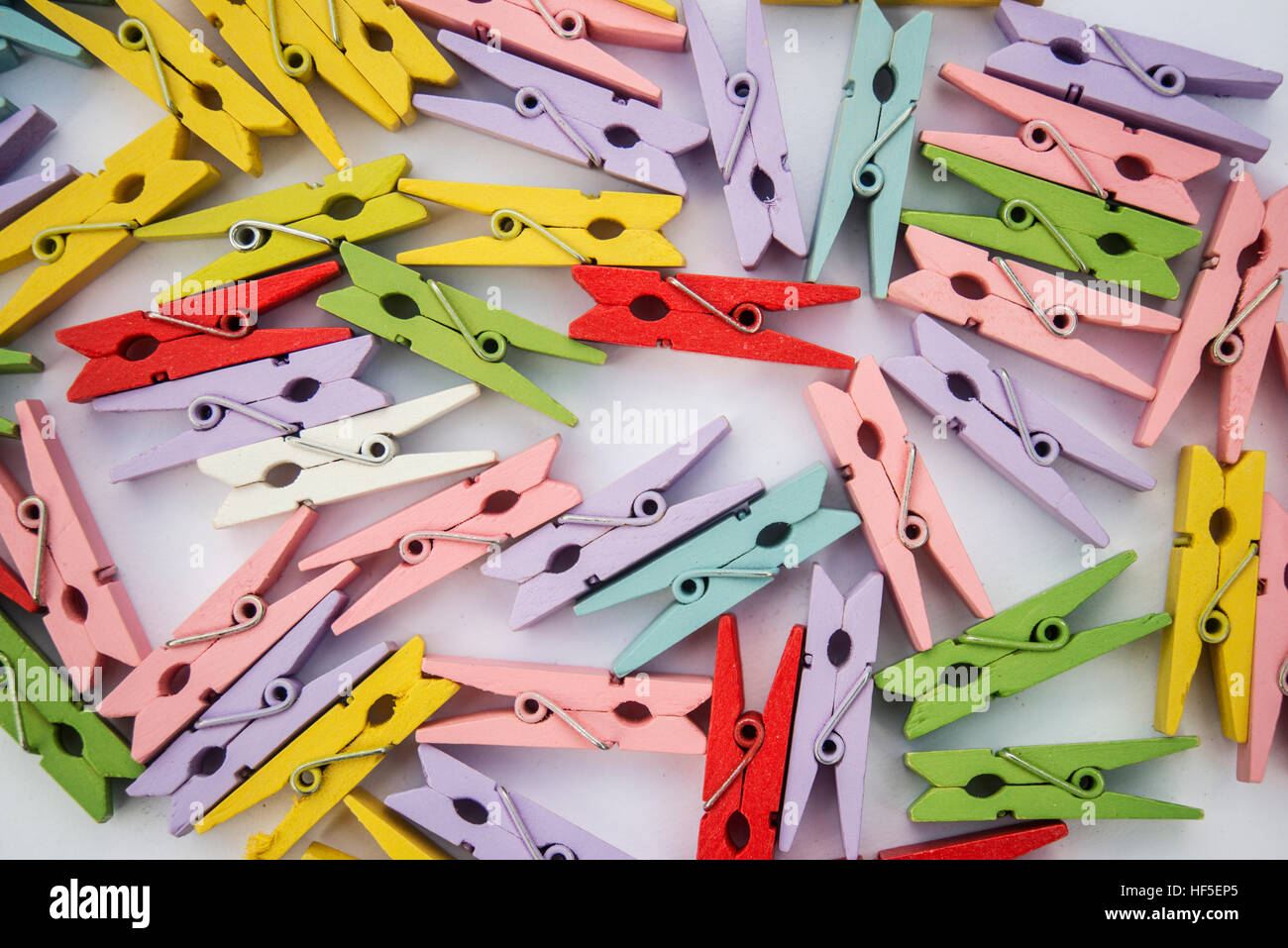 Clothespins di diversi colori su sfondo bianco Foto Stock