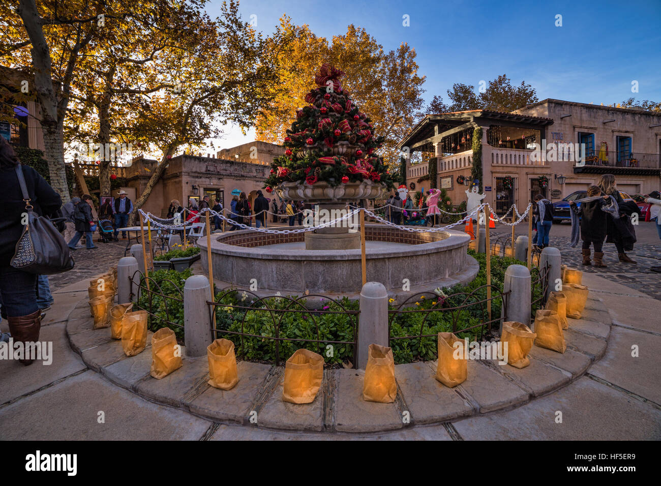 La folla si riunisce a Tlaquepaque per l'annuale Festival of Lights di Sedona, Arizona, USA Foto Stock