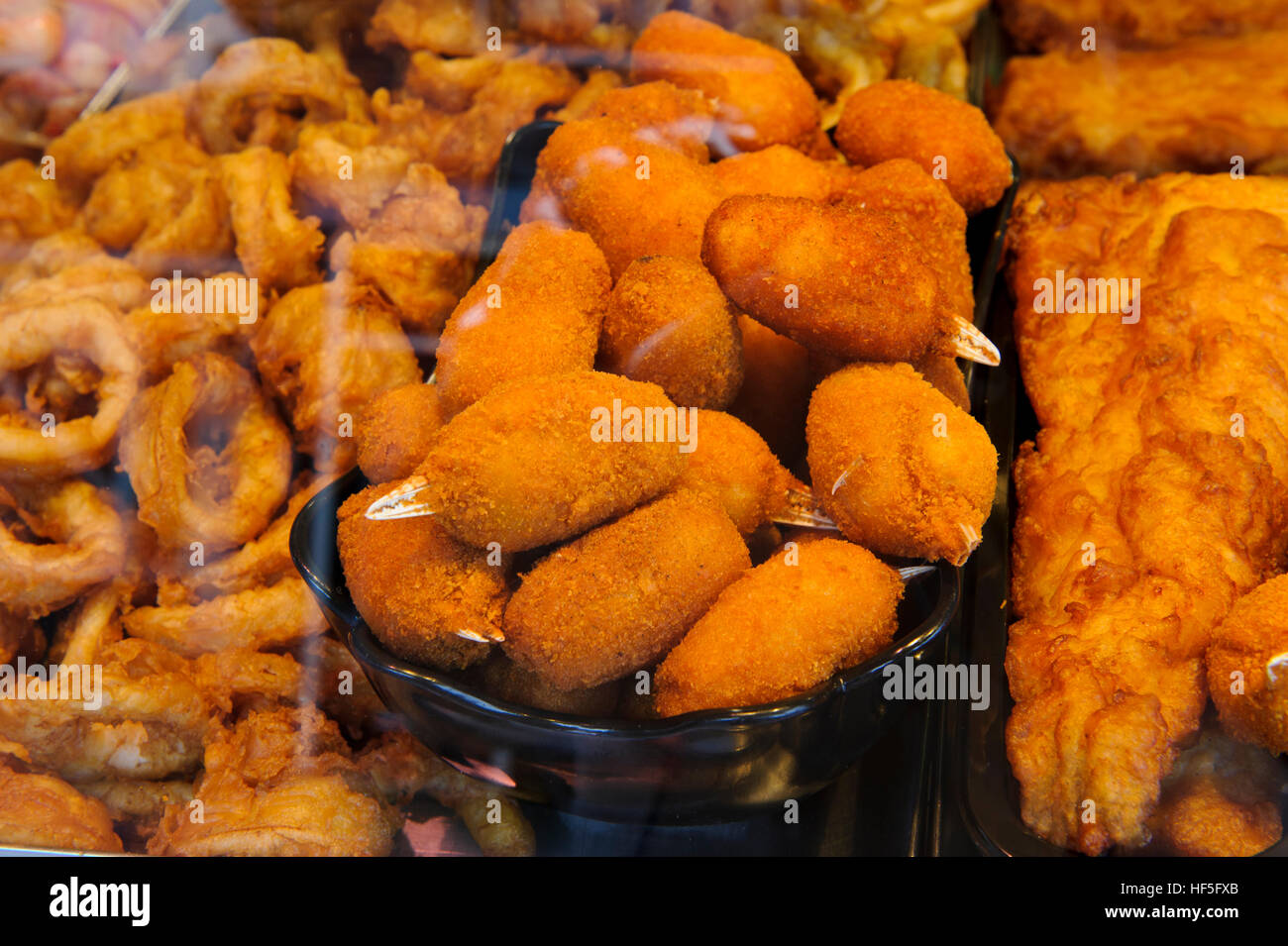 Pesce fritto in vendita in un negozio di pesce a Volendam, Holland, Paesi Bassi. Foto Stock