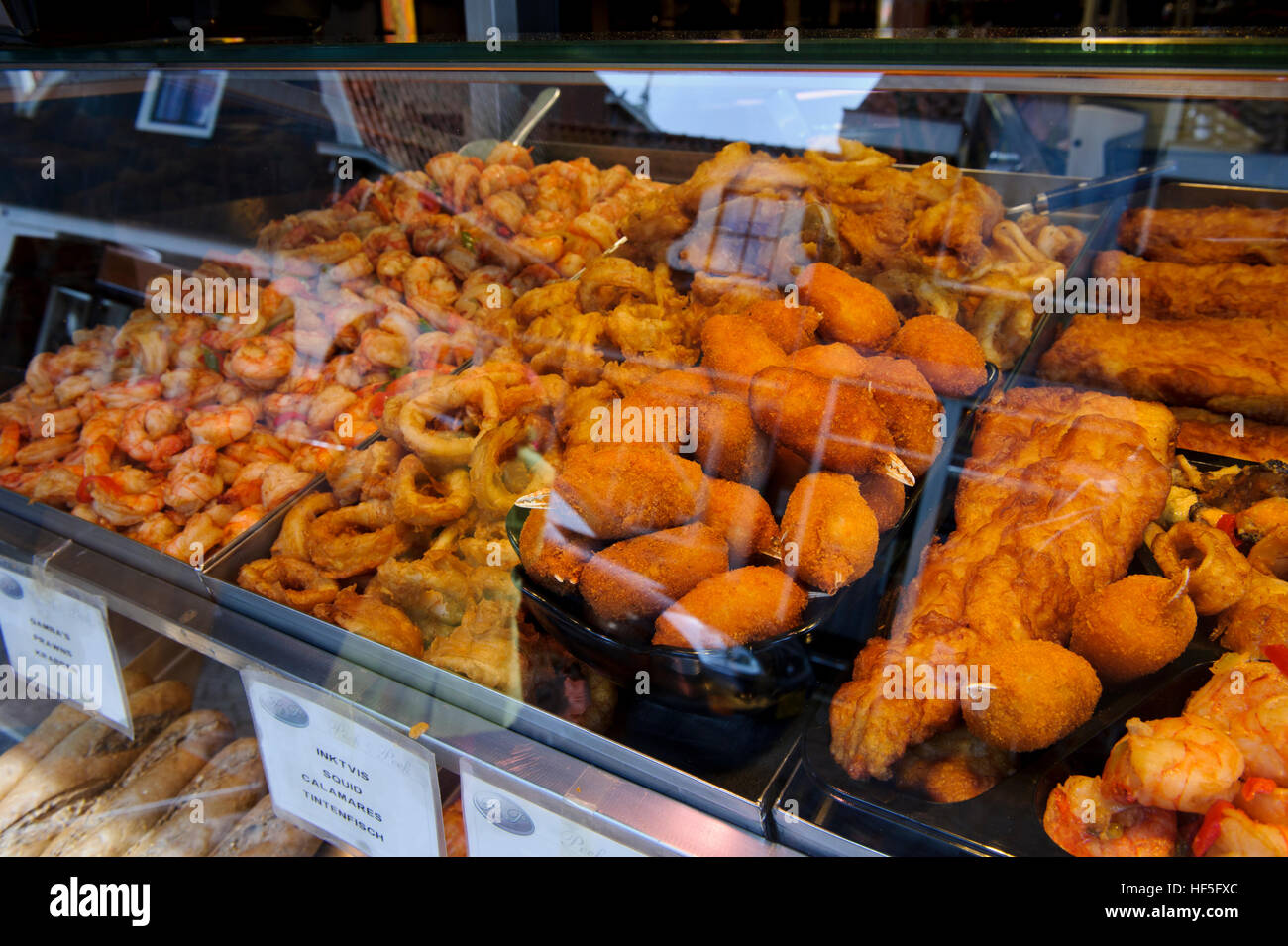 Pesce fritto in vendita in un negozio di pesce a Volendam, Holland, Paesi Bassi. Foto Stock