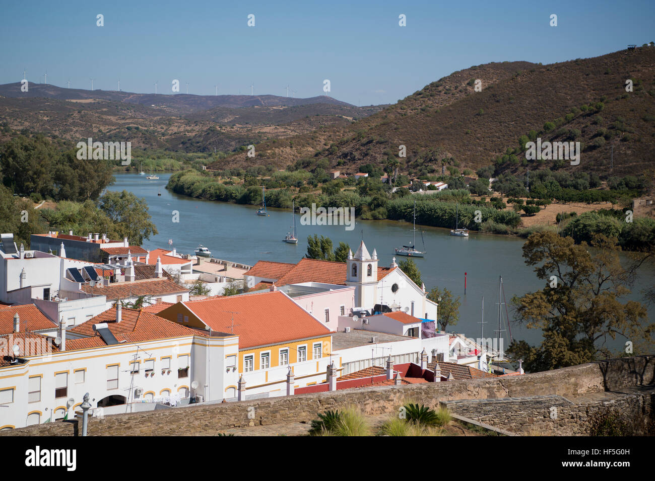 La città Alcoutim in Portogallo presso il fiume Río Guadiana sul confine del Portogallo e della Spagna a est Algarve nel sud del Portogallo in Europa. Foto Stock