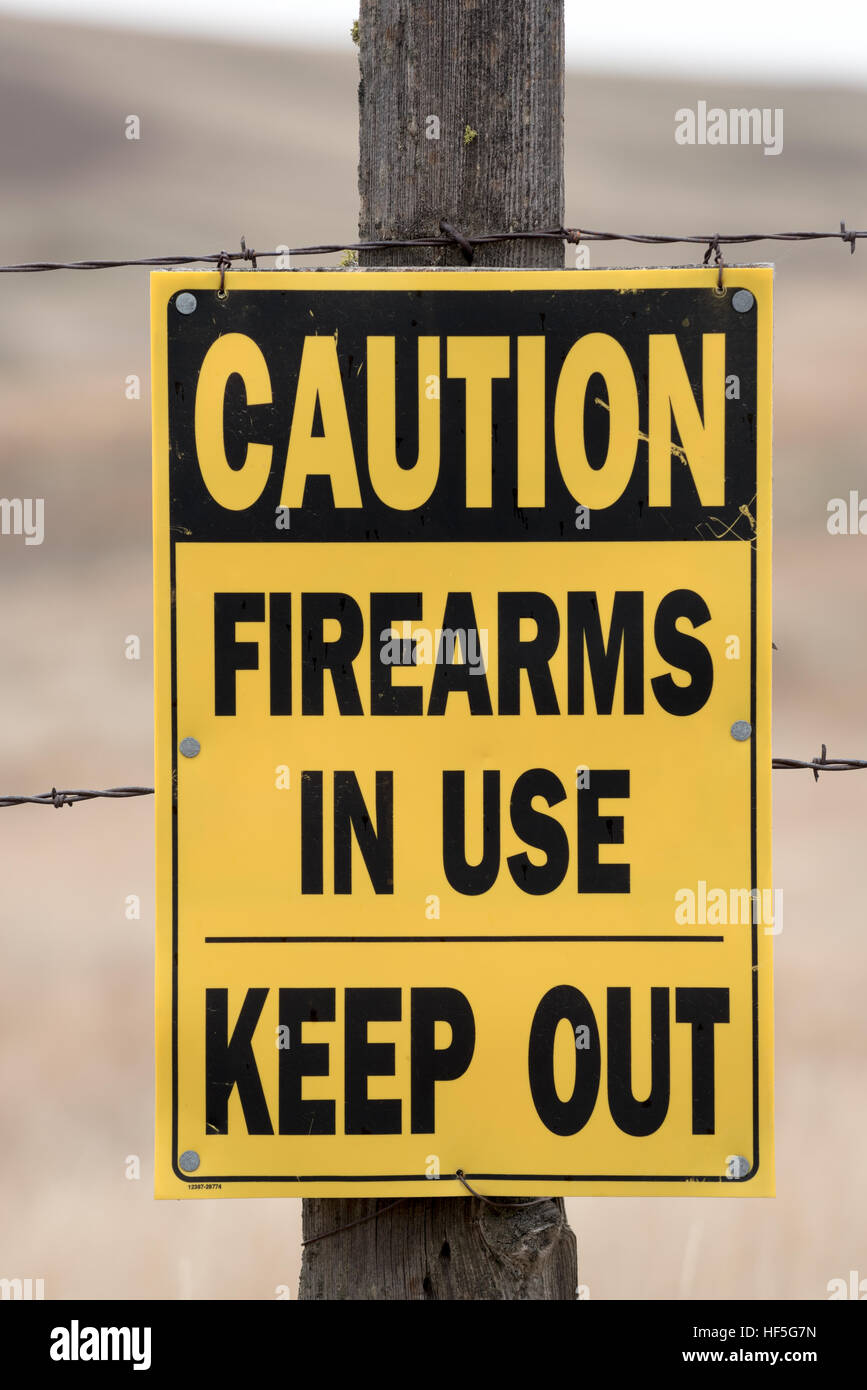 Attenzione le armi da fuoco in uso segno ad un poligono di tiro in Wallowa County, Oregon. Foto Stock