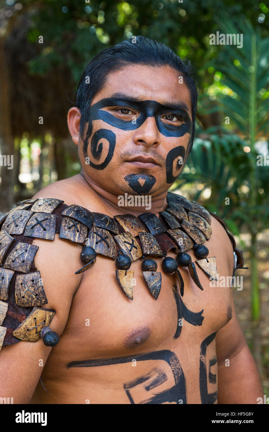 Locale maschio Maya vestito con la tradizionale vernice viso e corpo decorazioni di un guerriero Maya, Yucatan, Messico Foto Stock