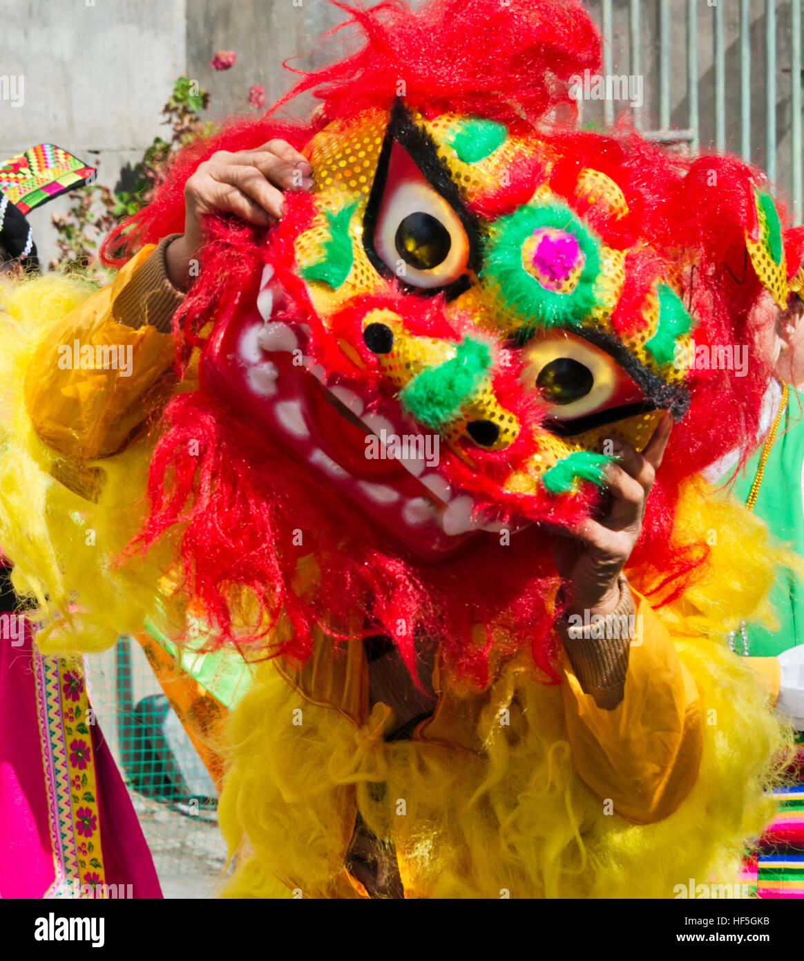 Jiarong del popolo tibetano danza leone celebra Pera Festival dei Fiori, Jinchuan, nella provincia di Sichuan, in Cina Foto Stock