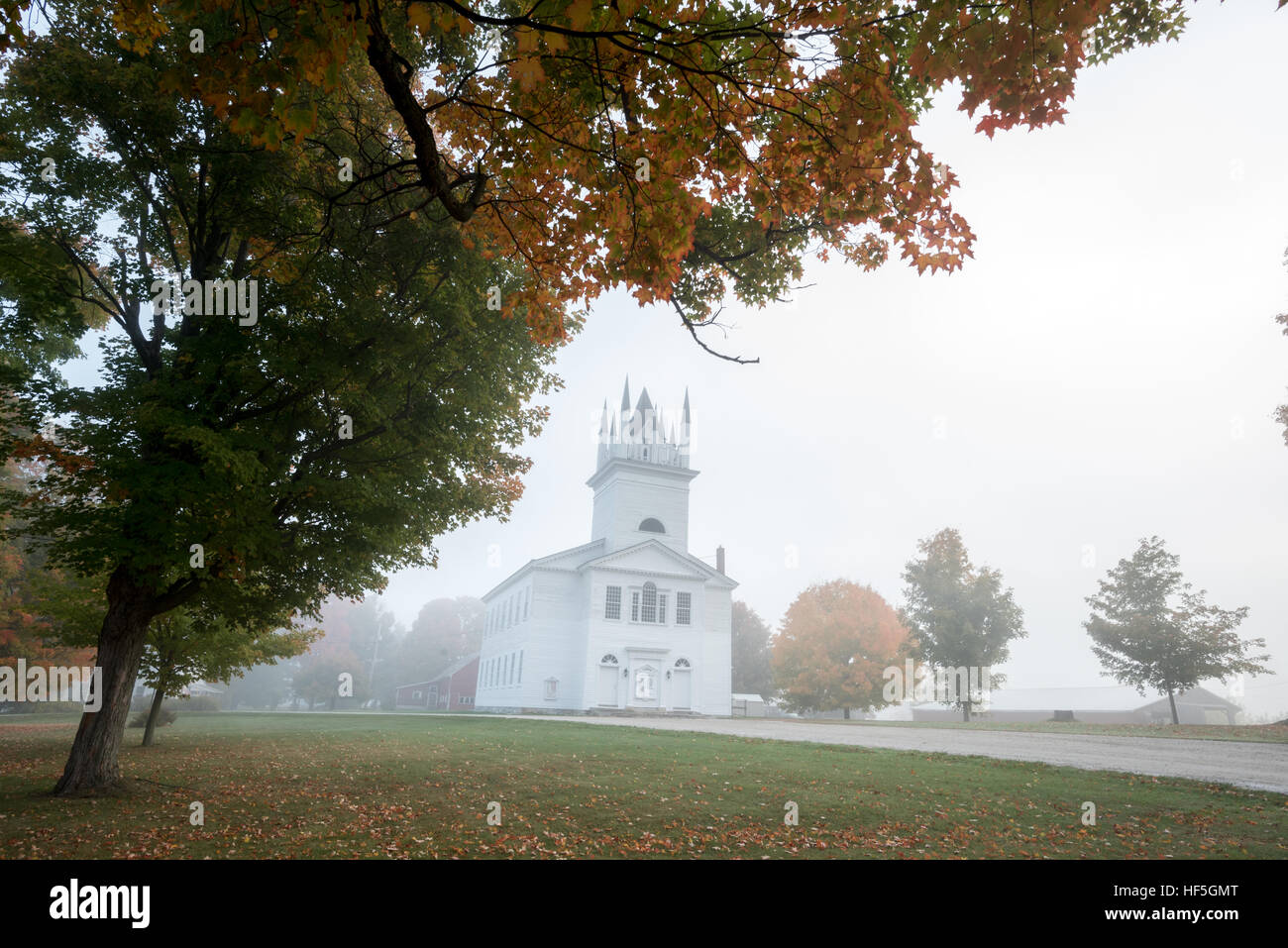 Sudbury Town Hall in una mattinata nebbiosa, Sudbury, Vermont. Foto Stock