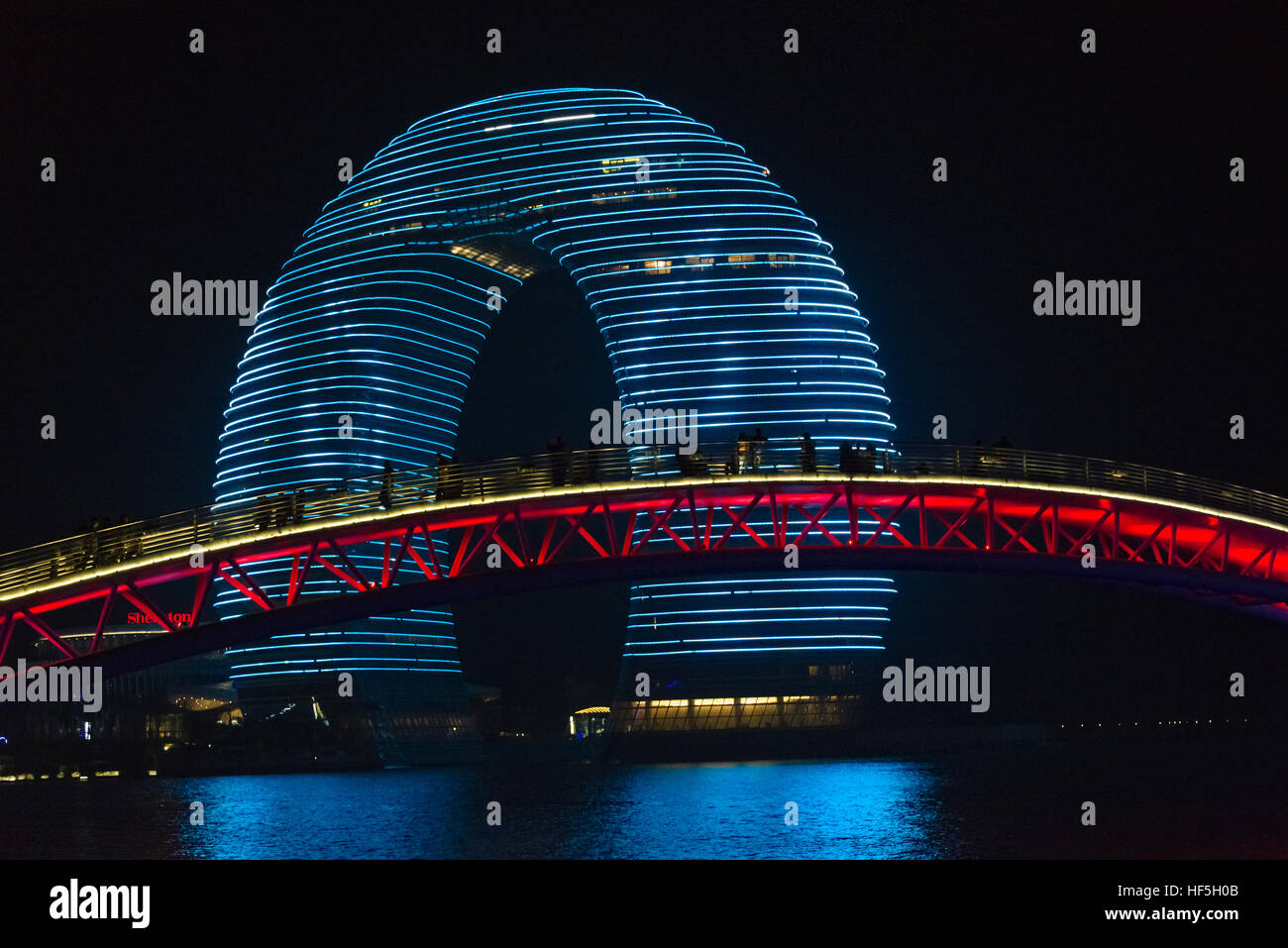 Vista notturna di a forma di ferro di cavallo Sheraton Huzhou Hot Spring Resort sul Lago Taihu, Huzhou, provincia dello Jiangsu, Cina Foto Stock