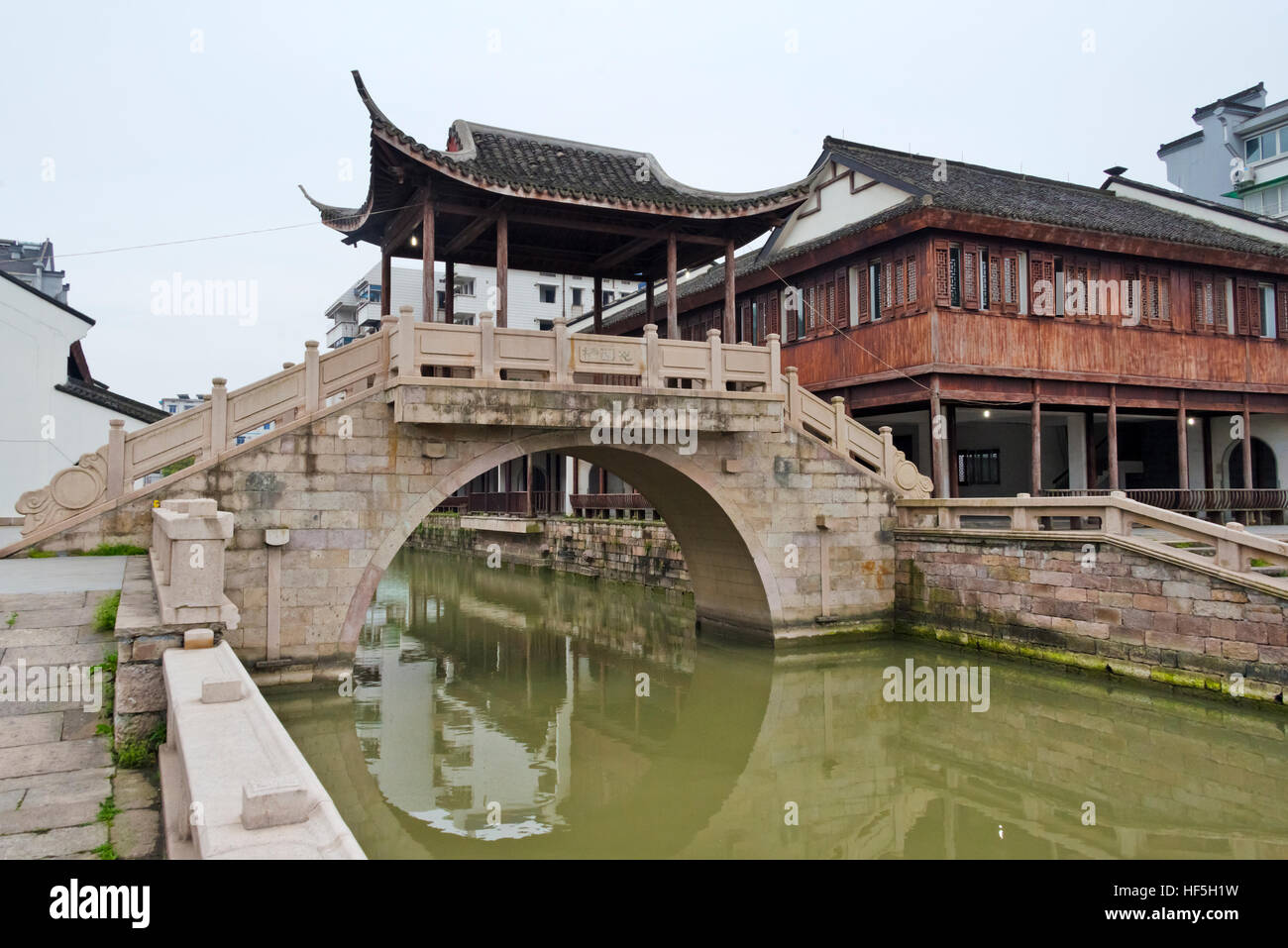 Il ponte di pietra e case tradizionali sul Grand Canal, Tangqi antica città di Hangzhou, nella provincia di Zhejiang, Cina Foto Stock