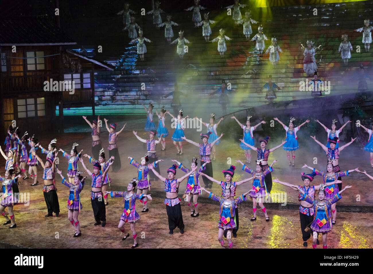 Canti e danze con prestazioni celebrando Lunar 3 marzo Festival canoro, Sanjiang, provincia di Guangxi, Cina Foto Stock