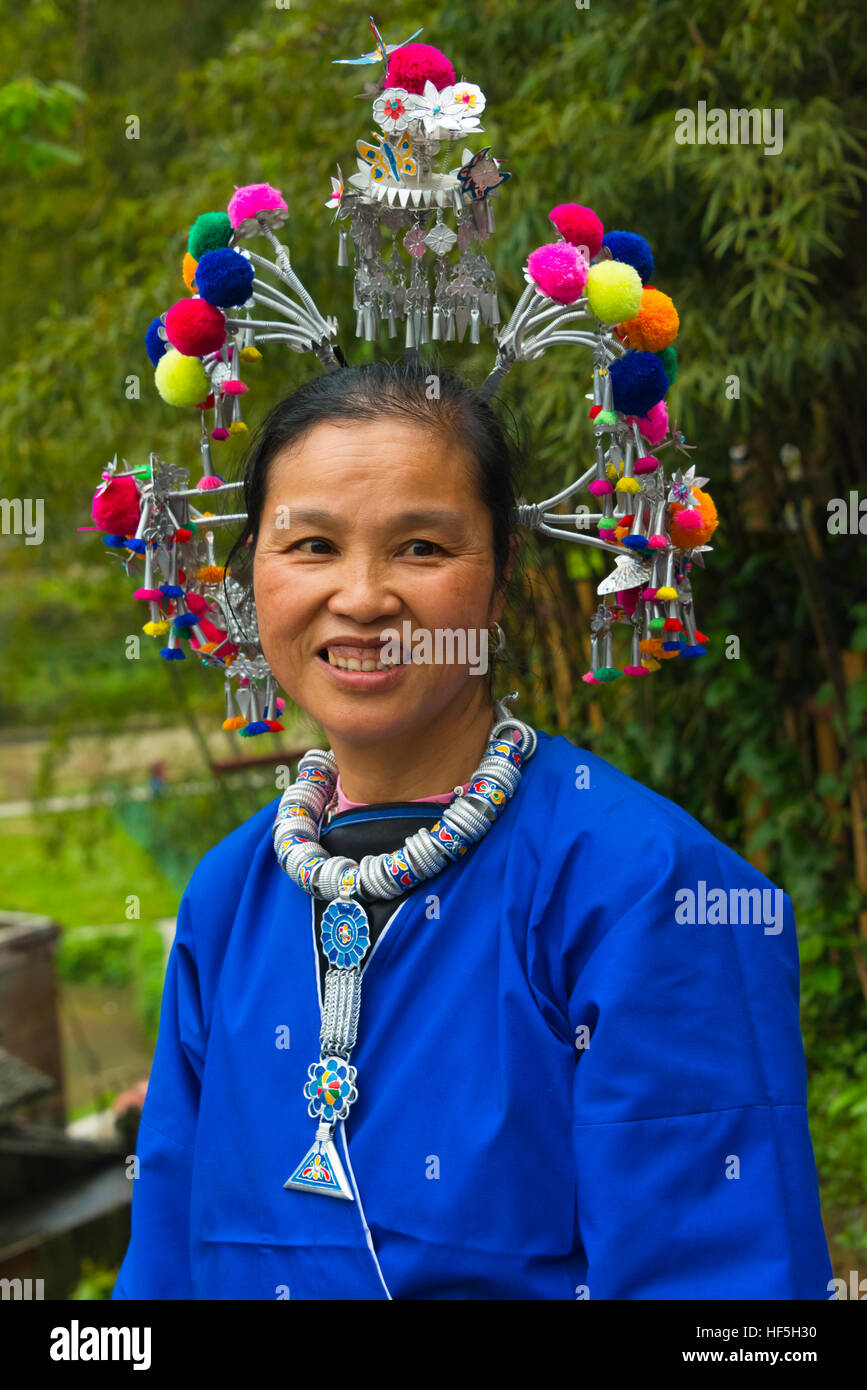 Dong donna in abiti tradizionali, Chengyang, Sanjiang, provincia di Guangxi, Cina Foto Stock