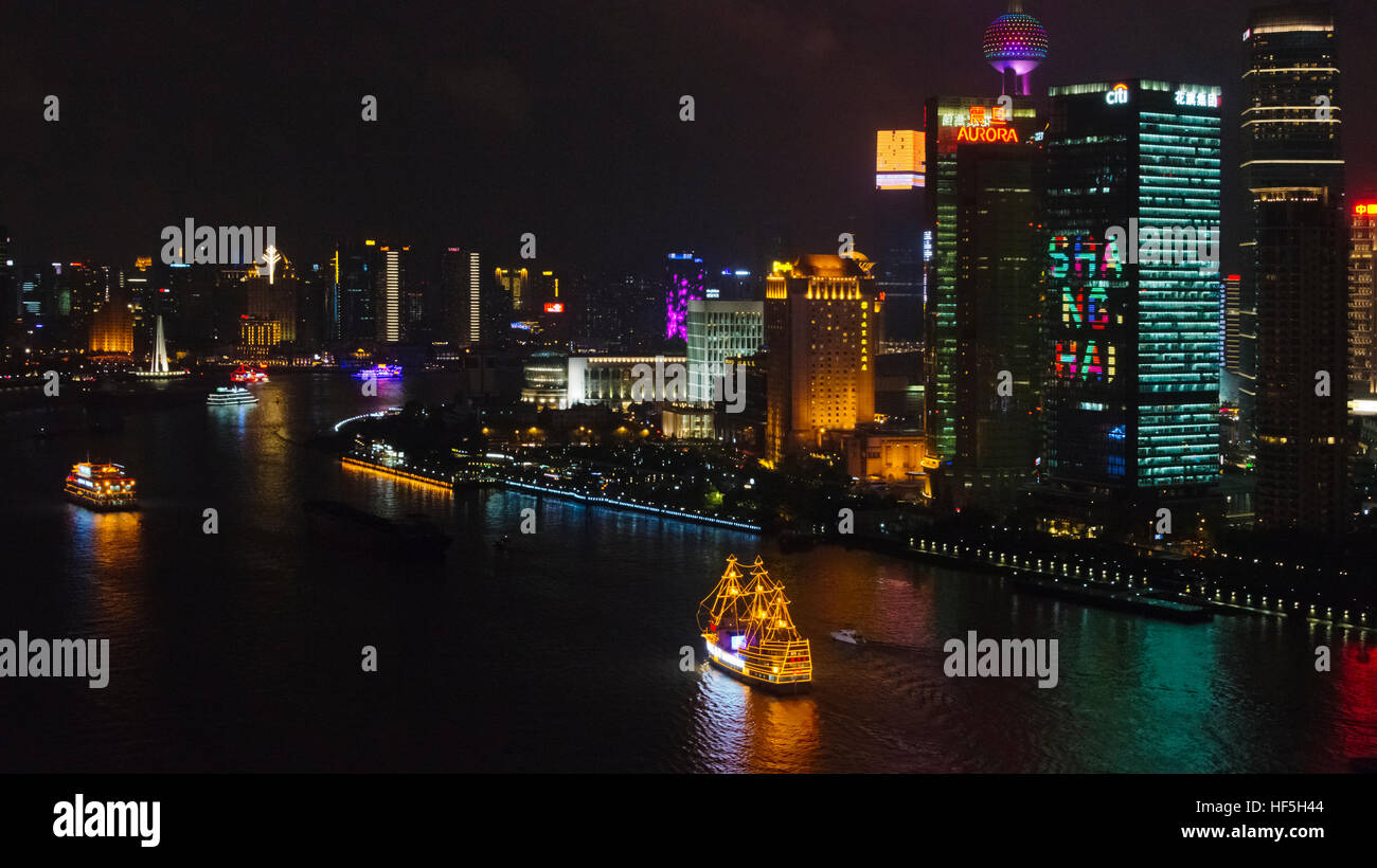 Vista notturna di Pudong skyline da Riverr Huangpu, Shanghai, Cina Foto Stock