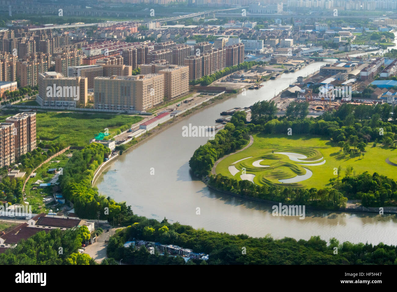 Vista aerea del panorama urbano di Shanghai lungo il fiume Huangpu, Cina Foto Stock