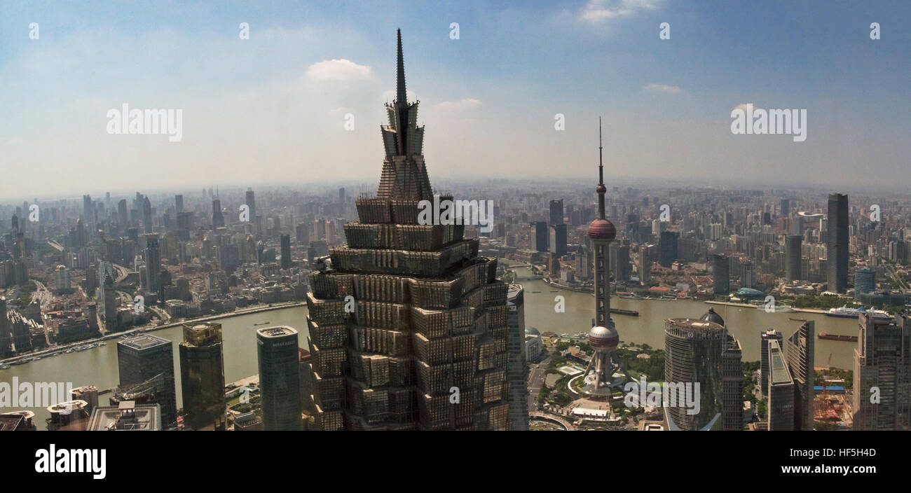 Lo skyline di Pudong dominato dal palazzo Jinmao, Shanghai, Cina Foto Stock