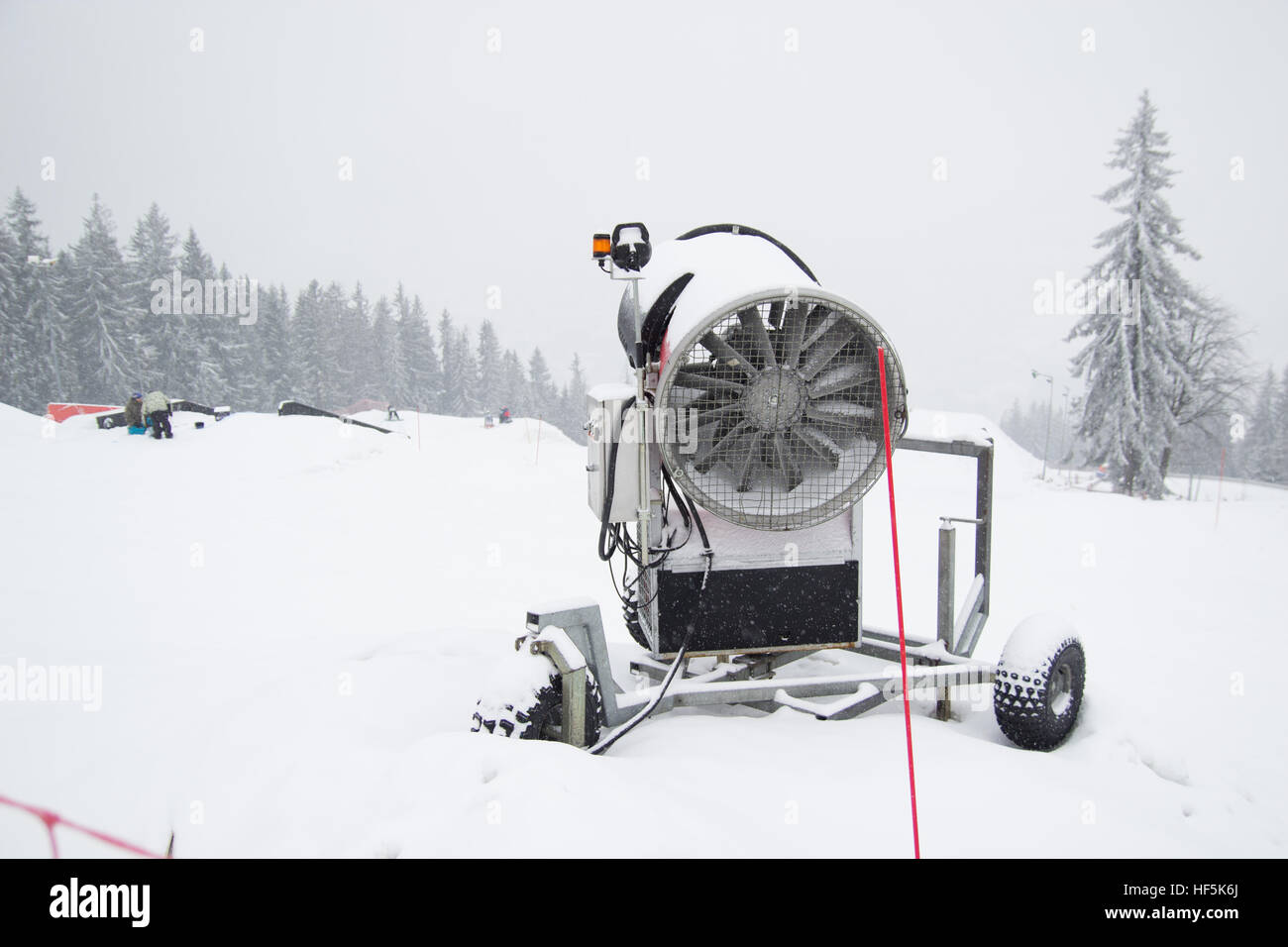 Un cannone da neve essendo utilizzato per coprire una montagna - Innevamento Foto Stock