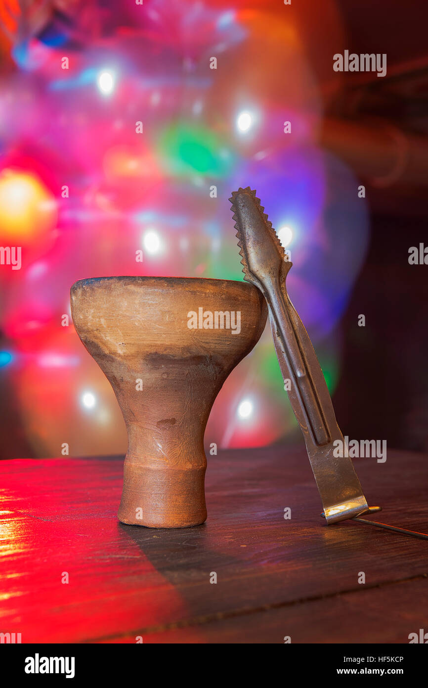 Tazza per narghilè e pinze per il carbone. Foto Stock