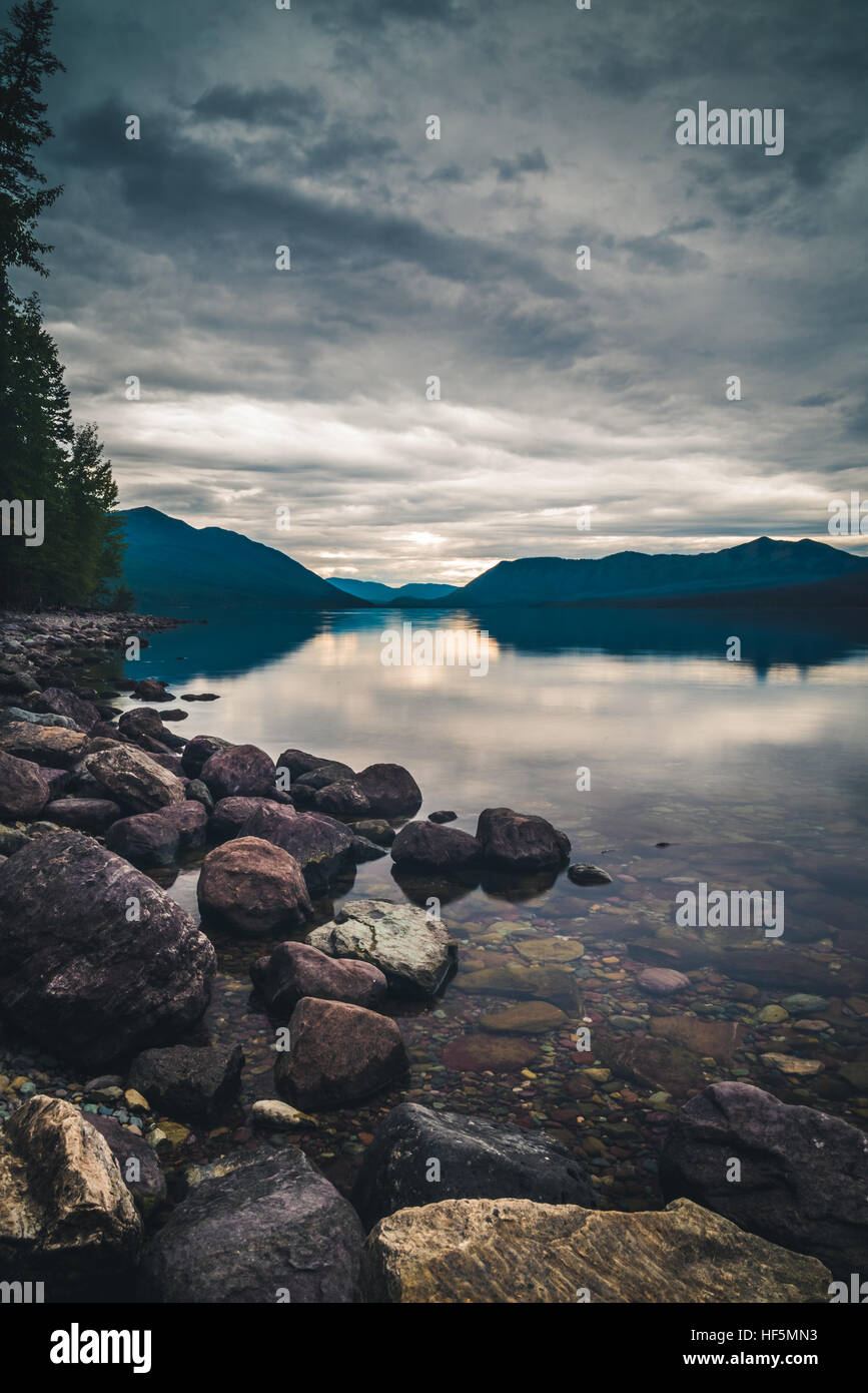 Il lago di McDonald su nuvoloso giorno. Foto Stock