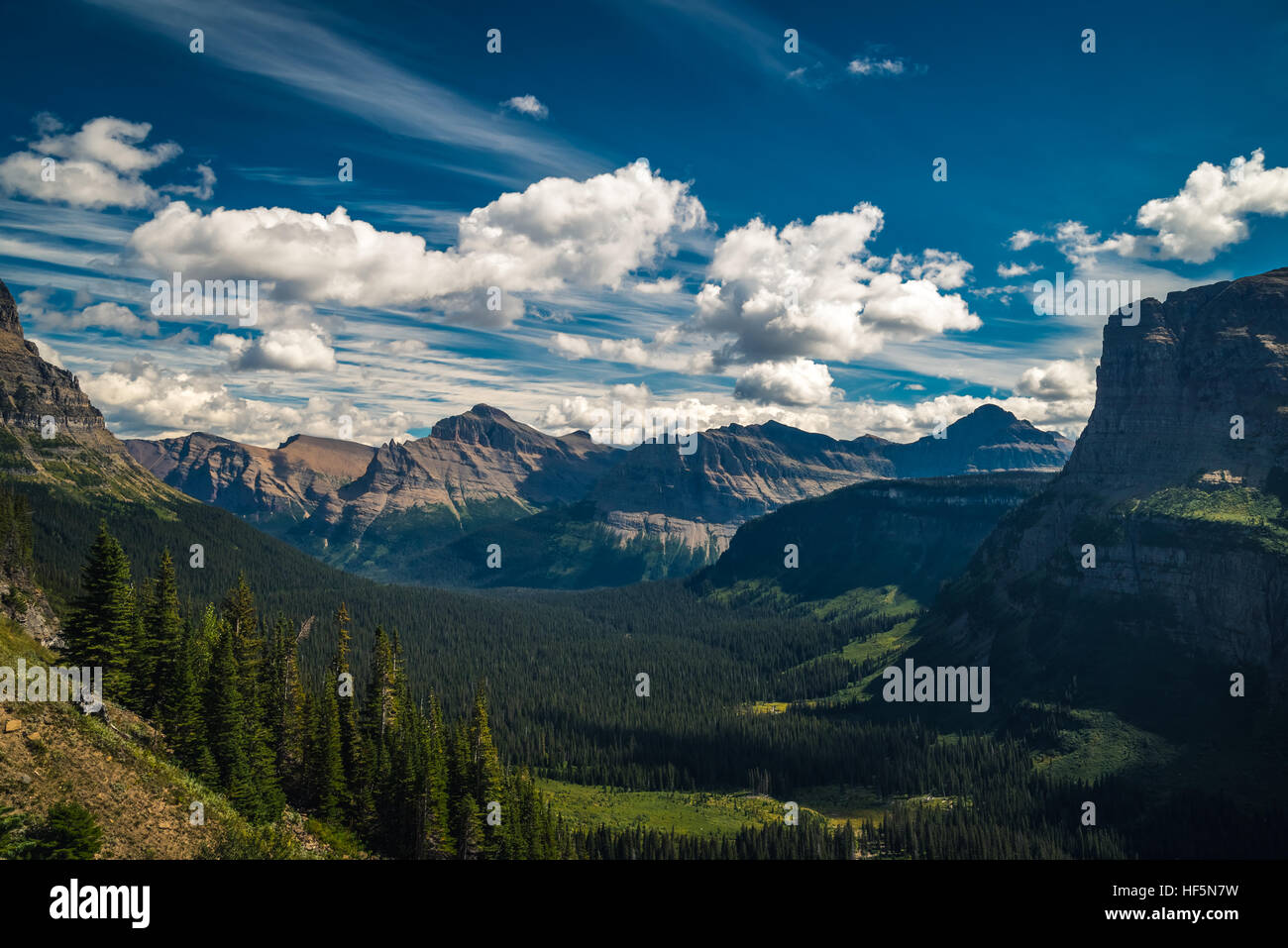 Montagne e valli sotto le nuvole in movimento. Foto Stock