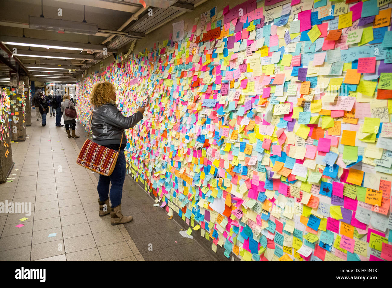 New York, Stati Uniti d'America - 21 Novembre 2016: Sticky post-it sulla parete in Union Square stazione della metropolitana Foto Stock