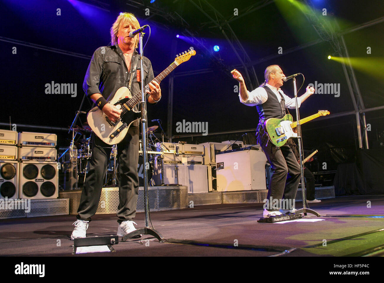 Status Quo chitarrista Rick Parfitt e Francis Rossi (a destra) in concerto a Thetford,Norfolk,nel 2008. Foto Stock