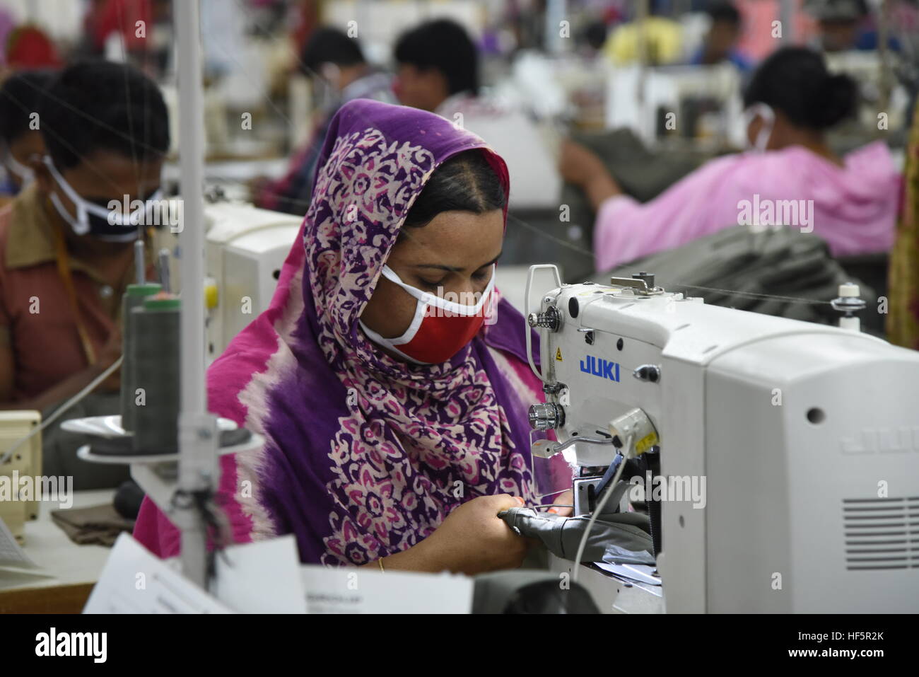 Bangladesh fatiche lavora in un ready made indumento (RMG) in fabbrica Ashulia vicino a Dacca in Bangladesh Foto Stock