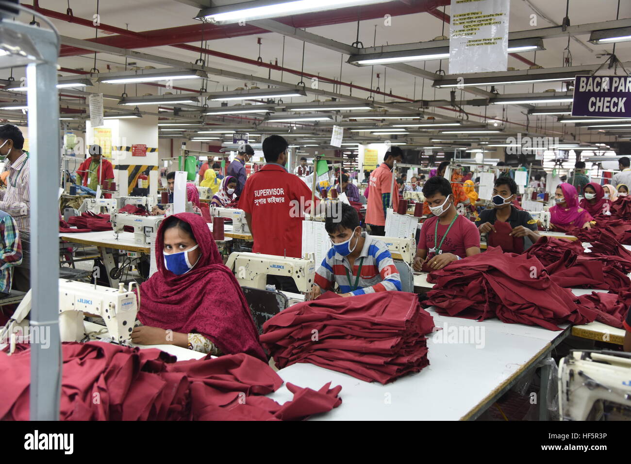 Bangladesh fatiche lavora in un ready made indumento (RMG) in fabbrica Ashulia vicino a Dacca in Bangladesh Foto Stock