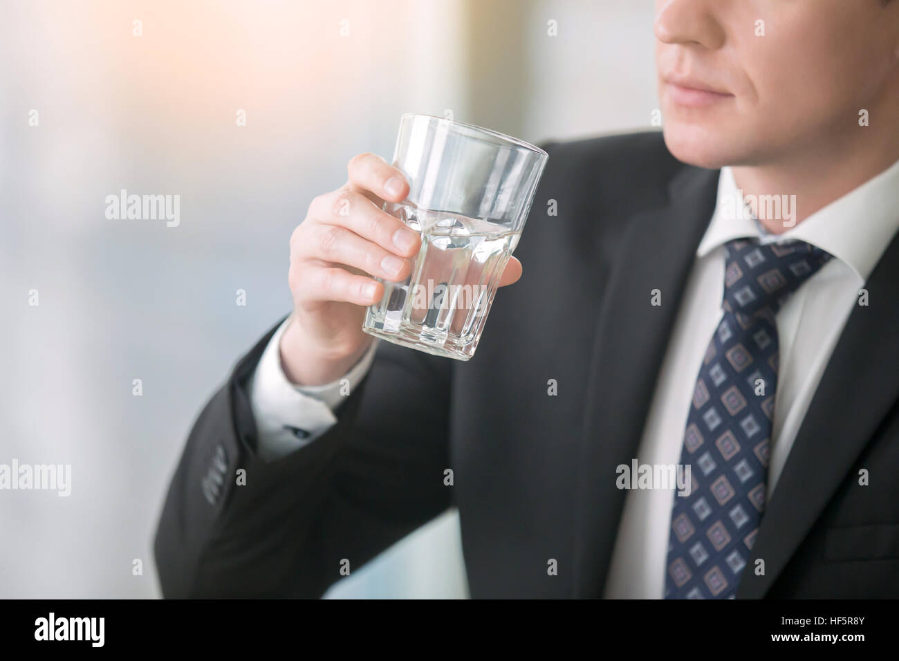 Stretta di mano imprenditore con un bicchiere di acqua Foto Stock