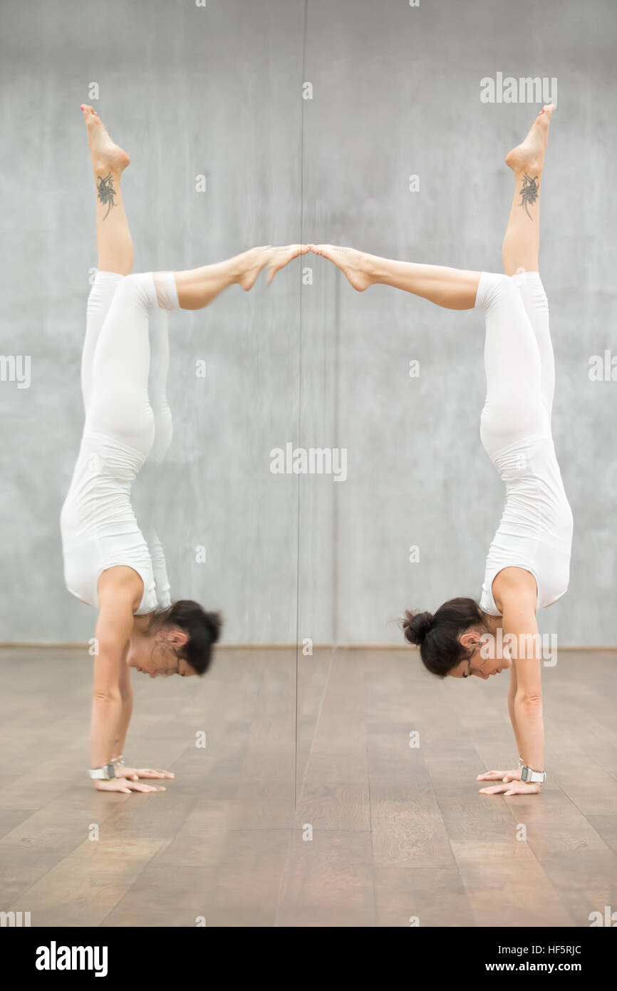 Bella Yoga: donna facendo handstand postura Foto Stock